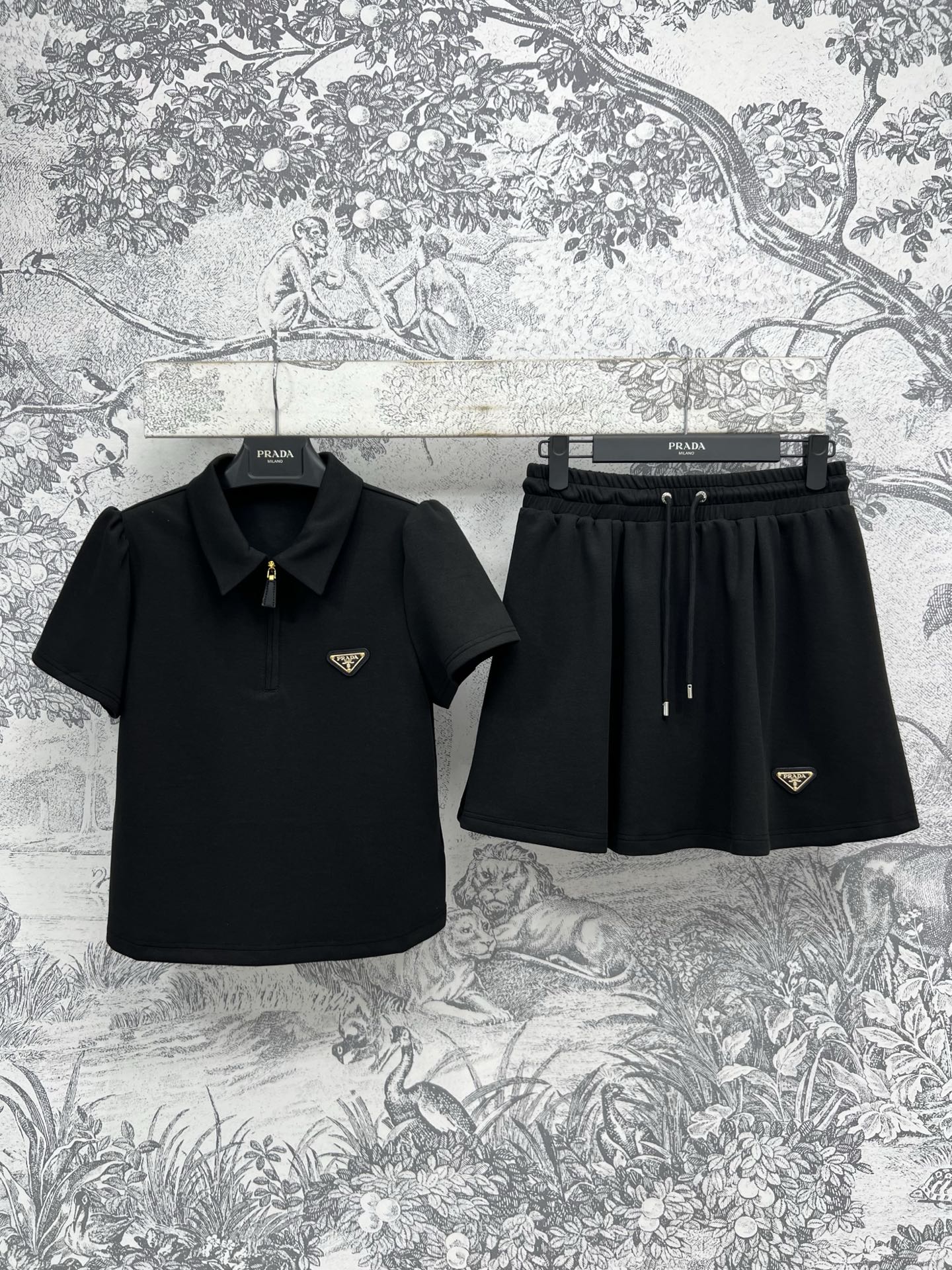 PD家 25早春新款 Polo领短袖上衣+松紧腰短裙 简直太青春了 时髦少女绝绝子 经典的三角标点缀 低