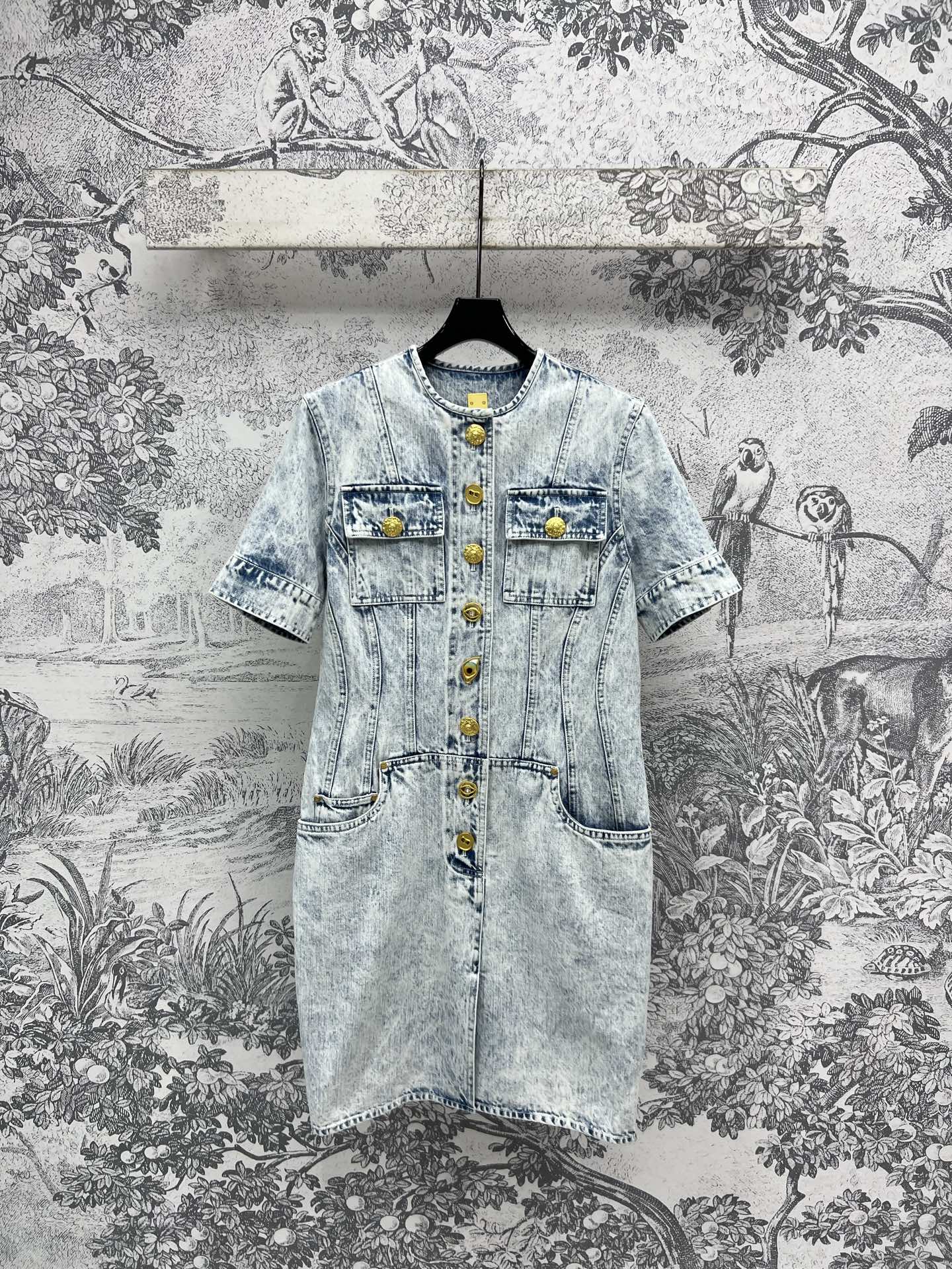 NO:334790,Spring and summer, lock-bar buckle fried snowflake denim dress, casual and fashionable, fried snowflake denim washing process, with a handsome feeling, slim three-dimensional tailoring, automatic slimming and waist-slimming effect, both hip-packing and waist-slimming effects, various buckle decorations, each button is different, with free and easy feeling, which is a single item that will never go wrong no matter how you match it SML, skirts, alexander wang19860909春夏 锁牌扣炒雪花牛仔连衣裙 率性时髦 炒雪花牛仔洗水工艺 自带帅气感 修身立体剪裁 上身自动显瘦收腰 包臀和瘦腰效果都很好 开模多样扣装饰 每个扣子都不一样哦 自带洒脱感 属于怎么搭配都不会出错的单品 SML,,skirts,alexander wang,Women's clothing