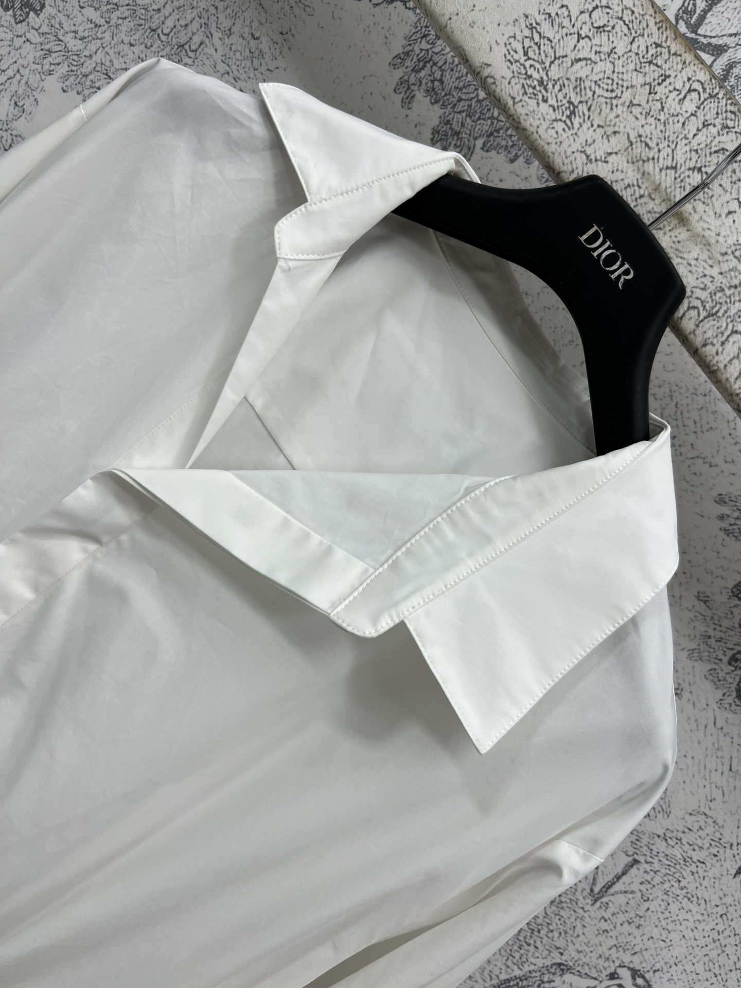 D家 25早春新款 斜肩腰带装饰衬衣裙  可露肩斜肩的穿着 性感斜肩领设计 多种领口穿搭 经典小蜜蜂🐝刺