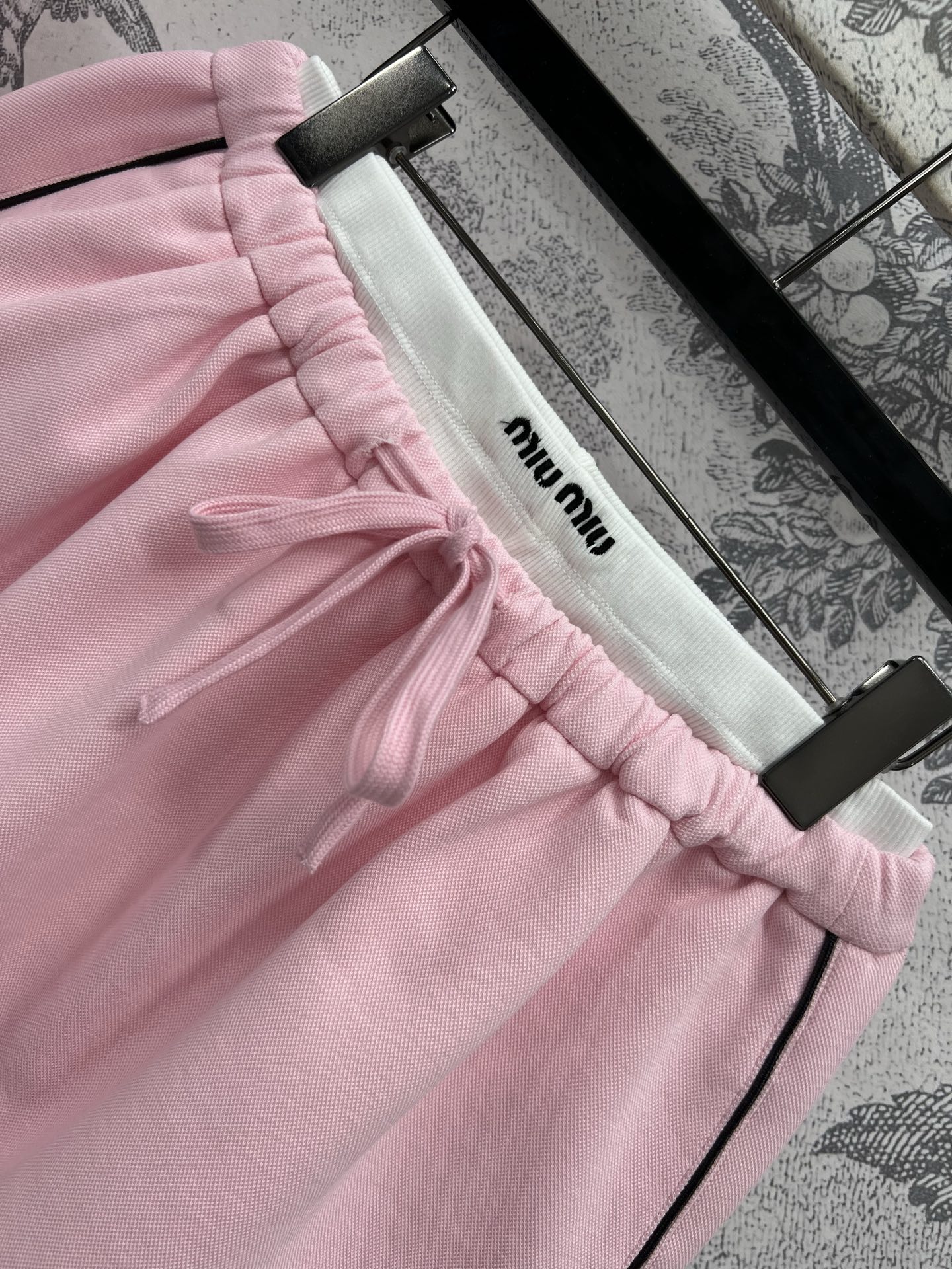 Miu 25早春新款 时髦休闲套装 翻领拉链外套+小热裤半裙 经典字母刺绣Logo点缀 时髦又高级 条纹