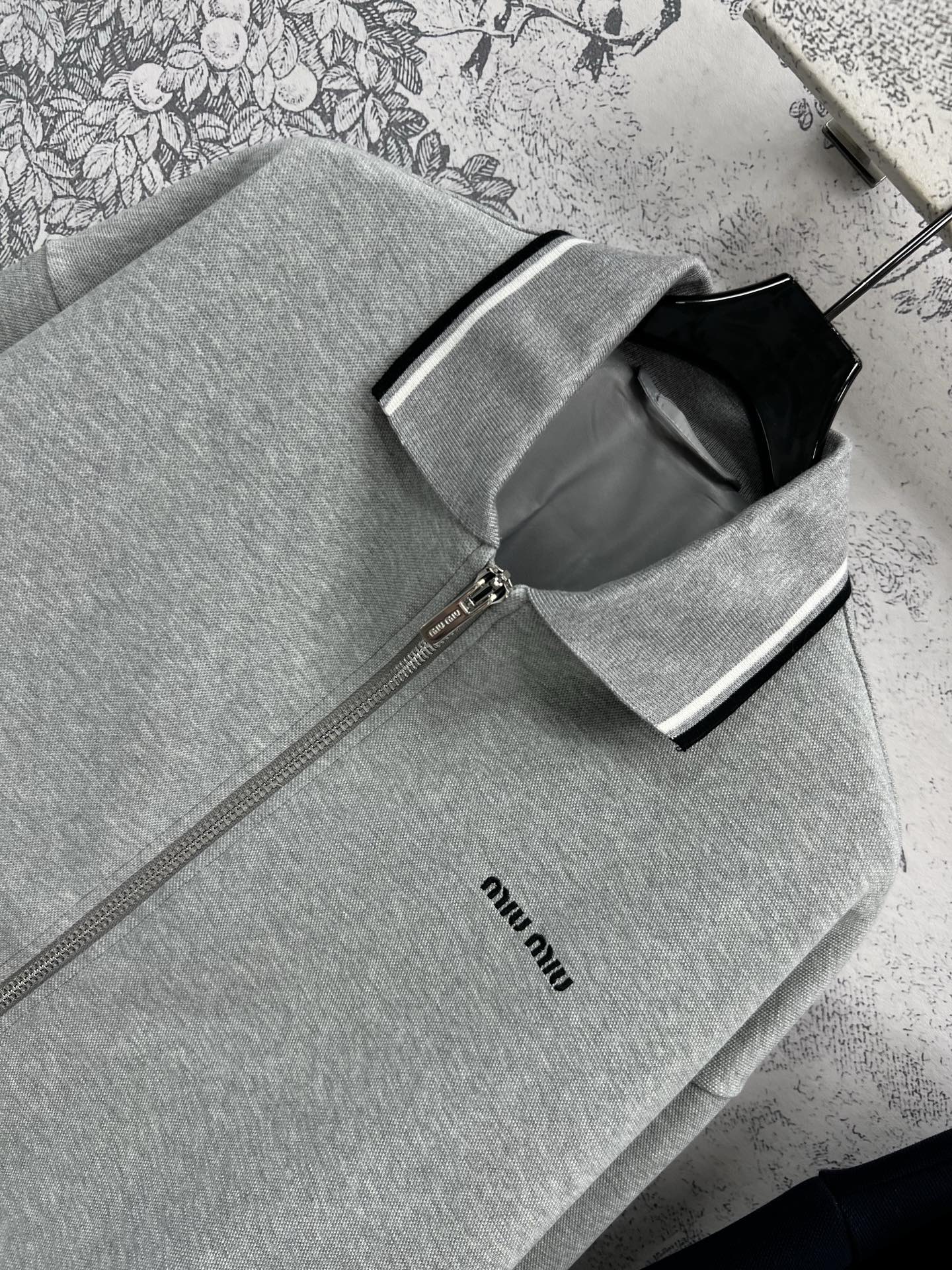 Miu 25早春新款 翻领拉链卫衣外套 中长廓形卫衣版型 宽松舒适不挑人 彰显减龄青春活力气息  胸前刺