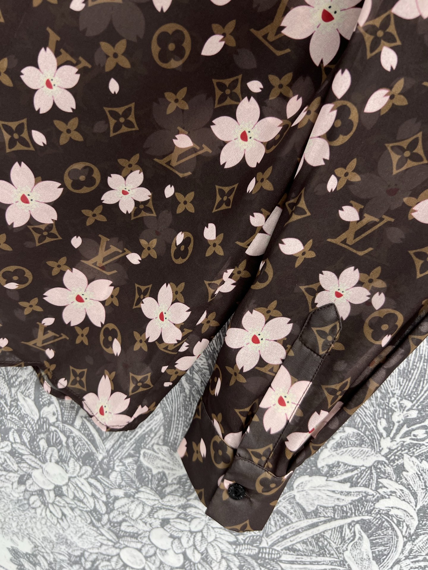 L家 25早春新款 樱花🌸老花图案印花衬衫 翻领老花衬衫 集精致休闲于一体的翻领衬衫 胸前口袋装饰 经典