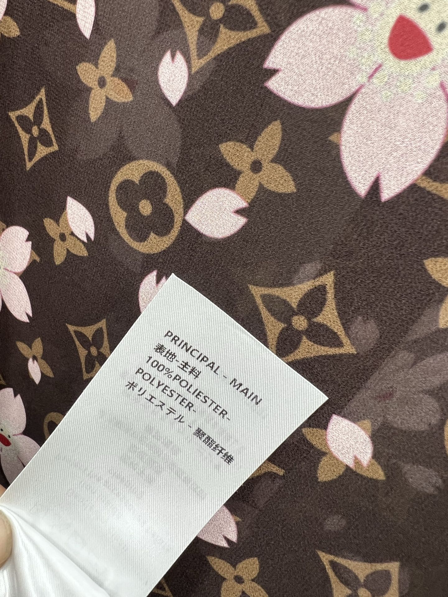L家 25早春新款 樱花🌸老花图案印花衬衫 翻领老花衬衫 集精致休闲于一体的翻领衬衫 胸前口袋装饰 经典
