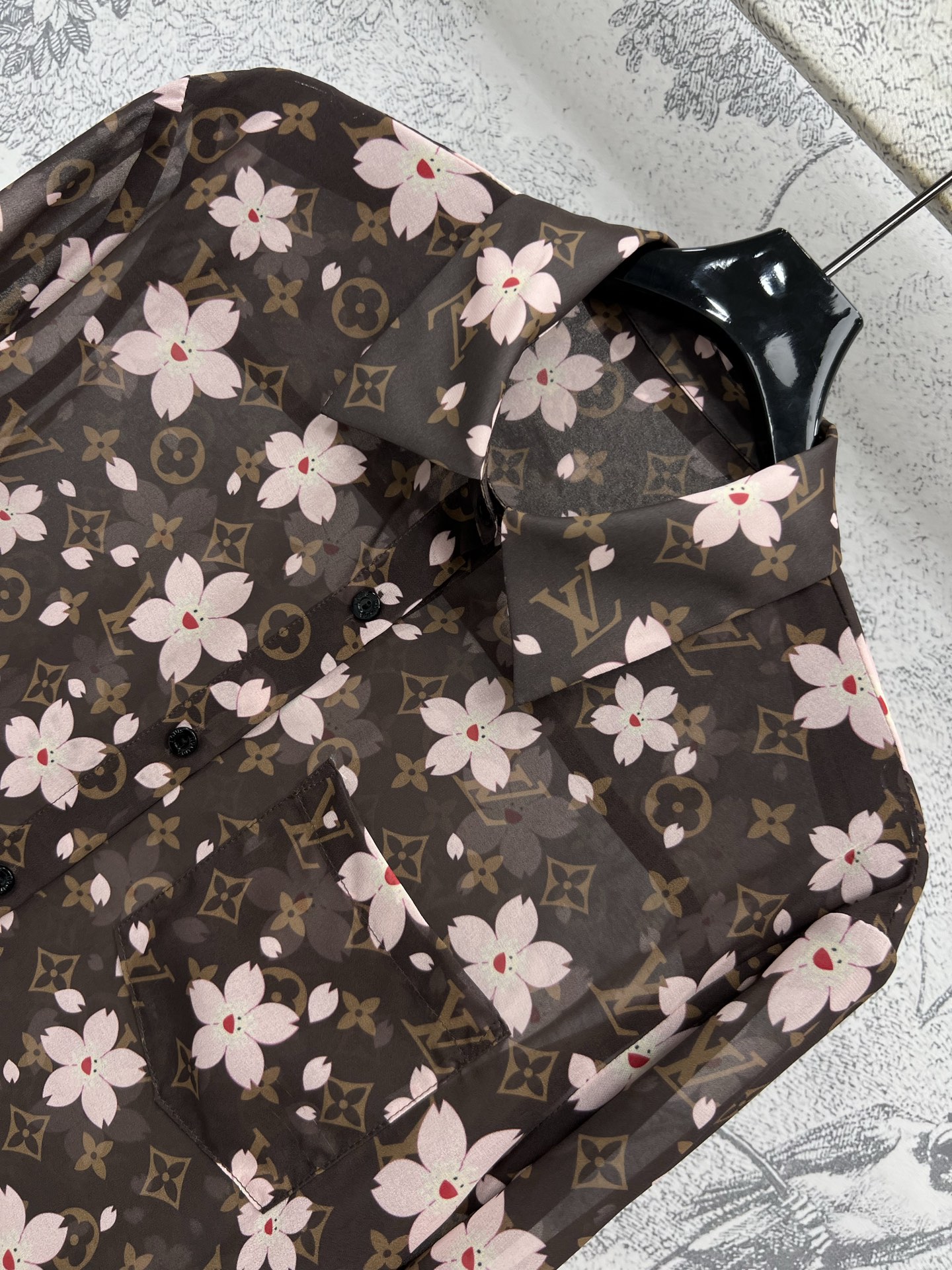 L家 25早春新款 樱花🌸老花图案印花衬衫 翻领老花衬衫 集精致休闲于一体的翻领衬衫 胸前口袋装饰 经典