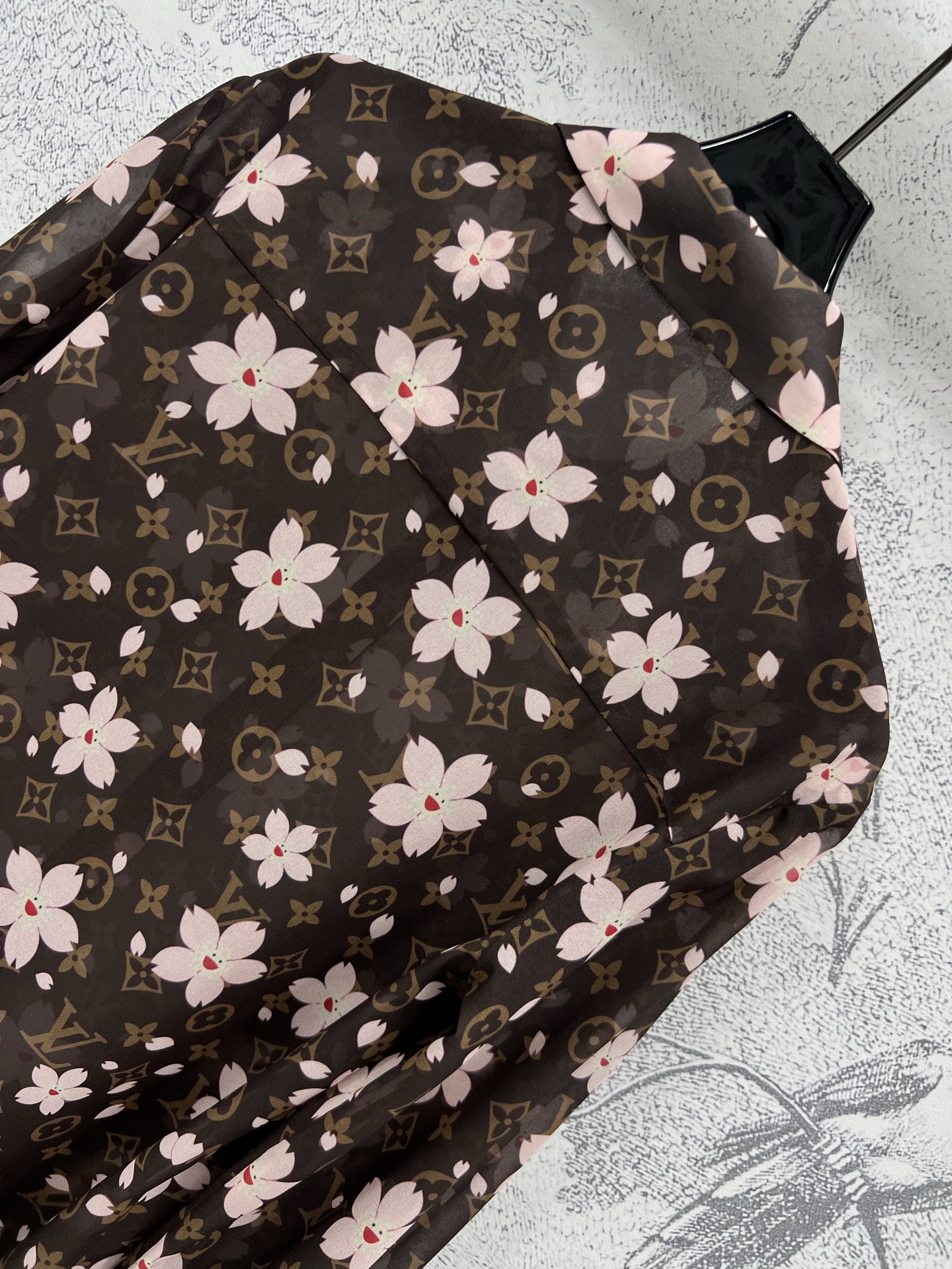L家 25早春新款 樱花🌸老花图案印花衬衫 翻领老花衬衫 集精致休闲于一体的翻领衬衫 胸前口袋装饰 经典