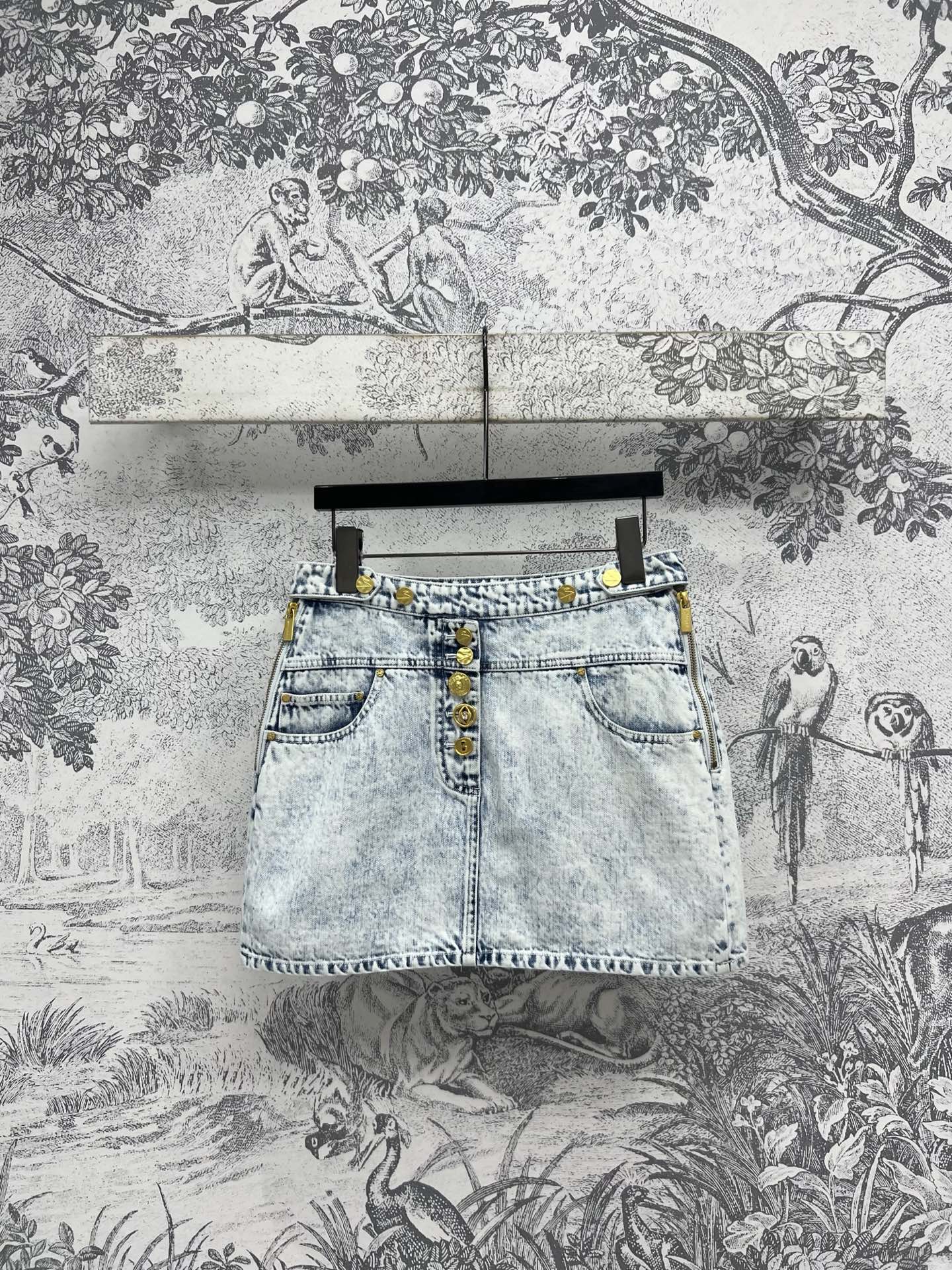 NO:334793,Spring and summer lock brand buckle fried snowflake denim shorts straightforward and fashionable. Fried snowflake denim wash process. It has a handsome feeling. High waist style. Diverse button decoration with mold opening. Each button is different. Zippered on both sides. It is slim and full of eye-catching. The upper body becomes longer. It can be matched with any T-shirt and shirt. One color and three sizes. SML, shorts, shirts, tees, t-shirt, alexander wang19860909春夏 锁牌扣炒雪花牛仔短裤 率性时髦 炒雪花牛仔洗水工艺 自带帅气感 高腰版型 开模多样扣装饰 每个扣子都不一样哦 两侧拉链点缀 收腰显瘦又满满吸睛感 上身秒变长腿 无论是T恤衬衫都可以搭配 一色三码 SML,,shorts,shirts,tees，t-shirt,alexander wang,Women's clothing