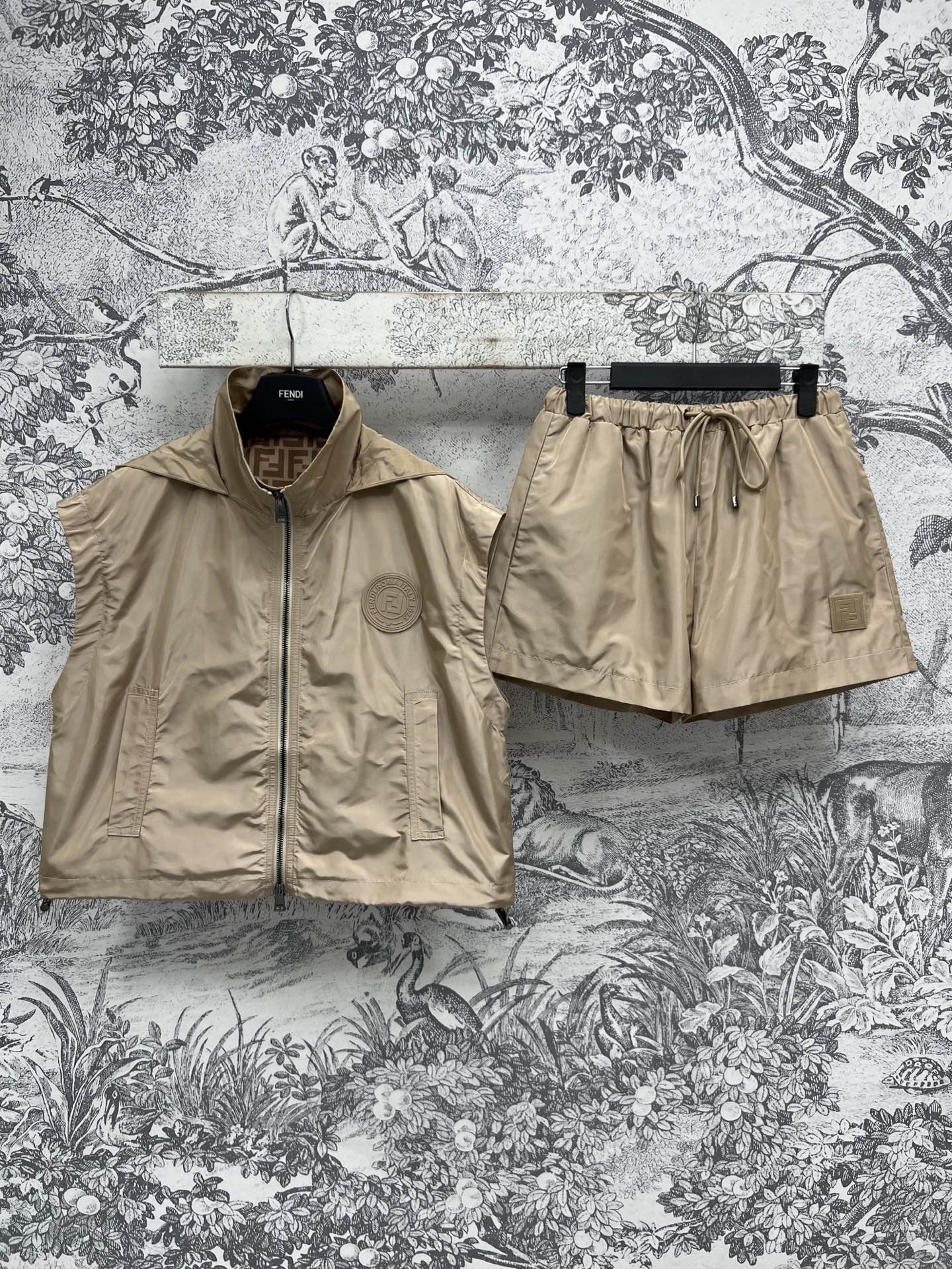 NO:330857,FD Home 25 Early Spring New Hooded Stand Collar Sleeveless Jacket   High Waist Shorts Positioning Logo Logo Decoration Khaki Inner FF Jacquard Design Classic Pure Black Two Colors Cool and Handsome Simple and Fashion Hooded Casual Loose Style One set of upper body looks slim and versatile Two-color three-code SML,,dior, shorts, jackets & coats,hats,alexander wang19860909FD家 25早春新款 连帽立领无袖外套 高腰短裤 定位logo徽标装饰 卡其色内FF提花设计 经典纯黑色 两个颜色酷帅十足 简单又时髦 连帽休闲宽松版型 一套上身显瘦又百搭 两色三码 SML,,dior,shorts,jackets & coats,hats,alexander wang,Women's clothing