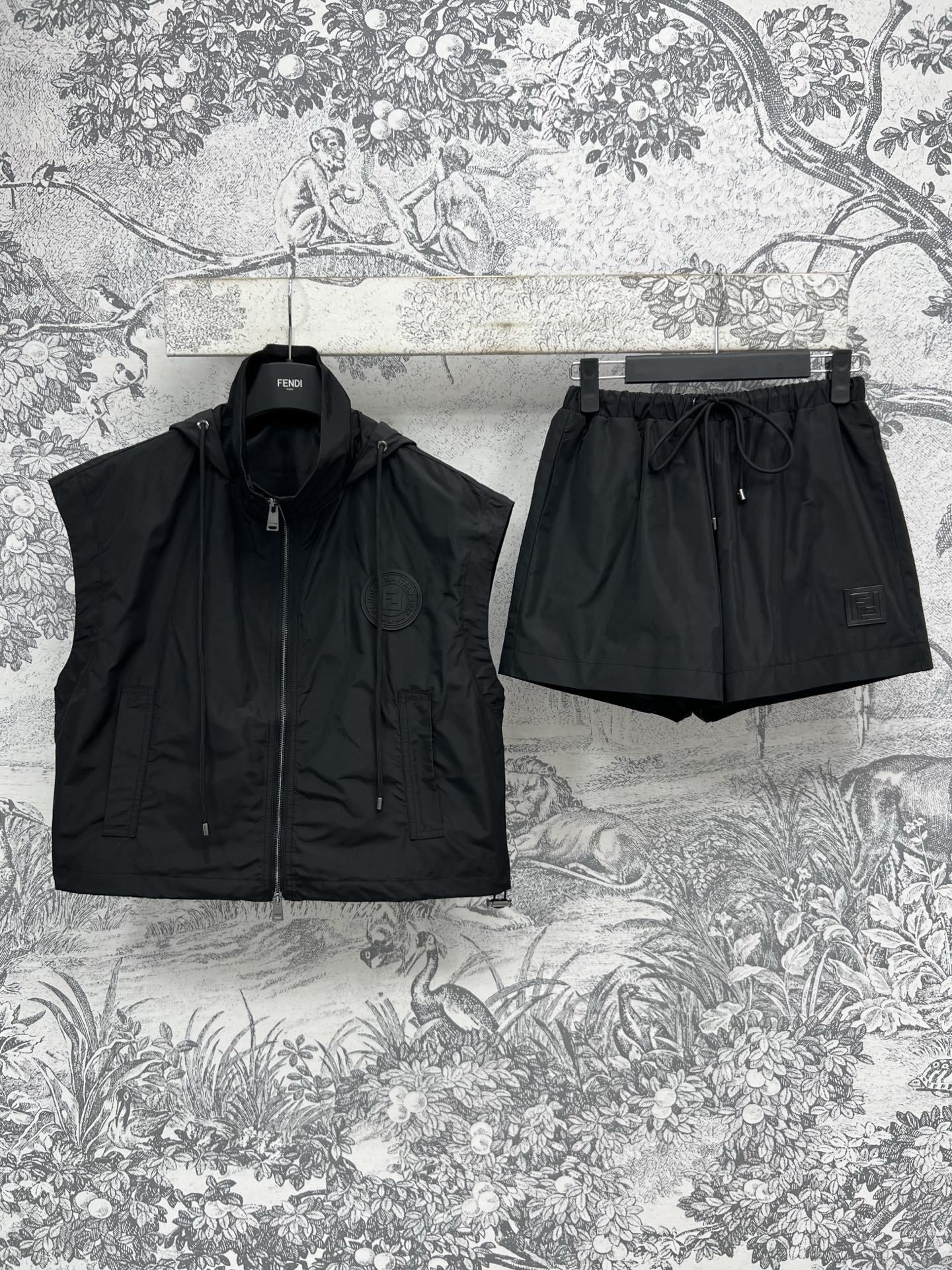 NO:330842,FD Home 25 Early Spring New Hooded Stand Collar Sleeveless Jacket   High Waist Shorts Positioning Logo Logo Decoration Khaki Inner FF Jacquard Design Classic Pure Black Two Colors Cool and Handsome Simple and Fashion Hooded Casual Loose Style One set of upper body looks slim and versatile Two-color three-code SML,,dior, shorts, jackets & coats,hats,alexander wang19860909FD家 25早春新款 连帽立领无袖外套 高腰短裤 定位logo徽标装饰 卡其色内FF提花设计 经典纯黑色 两个颜色酷帅十足 简单又时髦 连帽休闲宽松版型 一套上身显瘦又百搭 两色三码 SML,,dior,shorts,jackets & coats,hats,alexander wang,Women's clothing