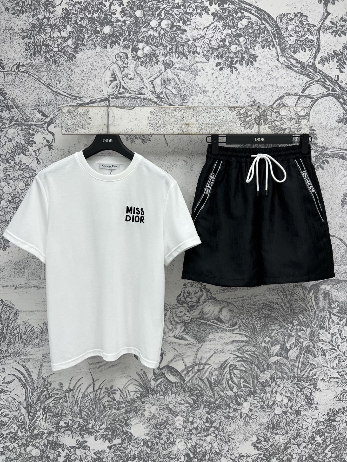 NO:330844,D Home 25 early spring new logo short T  presbyterian jacquard shorts Daily casual suit A set of top body comfortable and casual, simple and worry-free classic D letter jacquard shorts Paired with a simple logo pure white short-sleeved T-shirt Simple and eye-catching One set for sale SML,,dior,shorts,T-shirt,tees,t-shirt,alexander wang19860909D家 25早春新款 logo短T 老花提花短裤 日常休闲套装 一套上身舒适又日常随性 简简单单无烦恼 经典的D字母提花面料短裤 搭配简约logo纯白短袖T恤 简约又吸睛 一套出售 SML,,dior,shorts,T-shirt,tees，t-shirt,alexander wang,Women's clothing