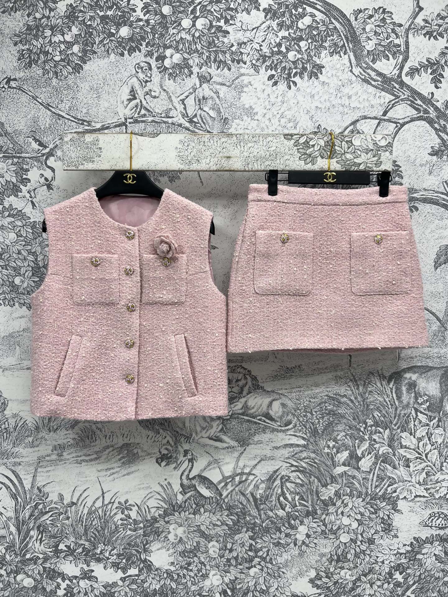 NO:330848,Xiaoxiang style 25 early spring new style, pink tweed round neck sleeveless jacket   skirt, clean and super temperament, three-dimensional camellia decoration on the chest, four-pocket embellishment, custom metal button modification, short style, huge body proportion, youthful and sweet temperament, a set of upper body, essential items for party and street out, gentle and age-reducing, one color, three codes SML,, skirts, jackets & coats, alexander wang19860909小香风 25早春新款 粉色粗花呢圆领无袖外套 半身裙 干干净净的超级显气质 胸前立体山茶花装饰 四口袋点缀 定制金属纽扣修饰 短款版型巨显身材比例 青春甜美气质 一套上身 聚会出街必备单品 温柔又减龄 一色三码 SML,,skirts,jackets & coats,alexander wang,Women's clothing