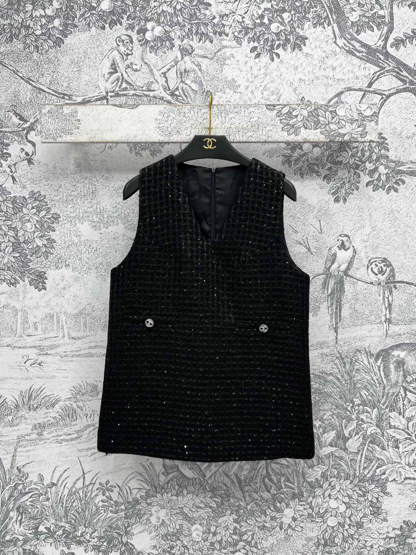 NO:330852,Xiaoxiang style 25 early spring new style sequin tweed vest dress. Black sequin embellishments are low-key and exquisite upper body style, which is super good-looking and slim and high-end. The fabric is tweed. The lining is also classic camellia details. Simple and big brand. The vest is definitely a versatile item all year round. Whether it is simple or layered, it is very fashionable. The high-end workmanship is very good. One color and three codes. SML, skirts, alexander wang19860909小香风 25早春新款 亮片粗花呢马甲连衣裙 黑色亮片点缀低调又精致上身版型超级好看的显瘦又高级 面料是粗花呢的 内衬也是经典的山茶花细节 简约又大牌 马甲绝对是一年四季的百搭单品 无论是单纯还是叠搭都很时髦 高级做工品质都很赞 一色三码 SML,,skirts,alexander wang,Women's clothing