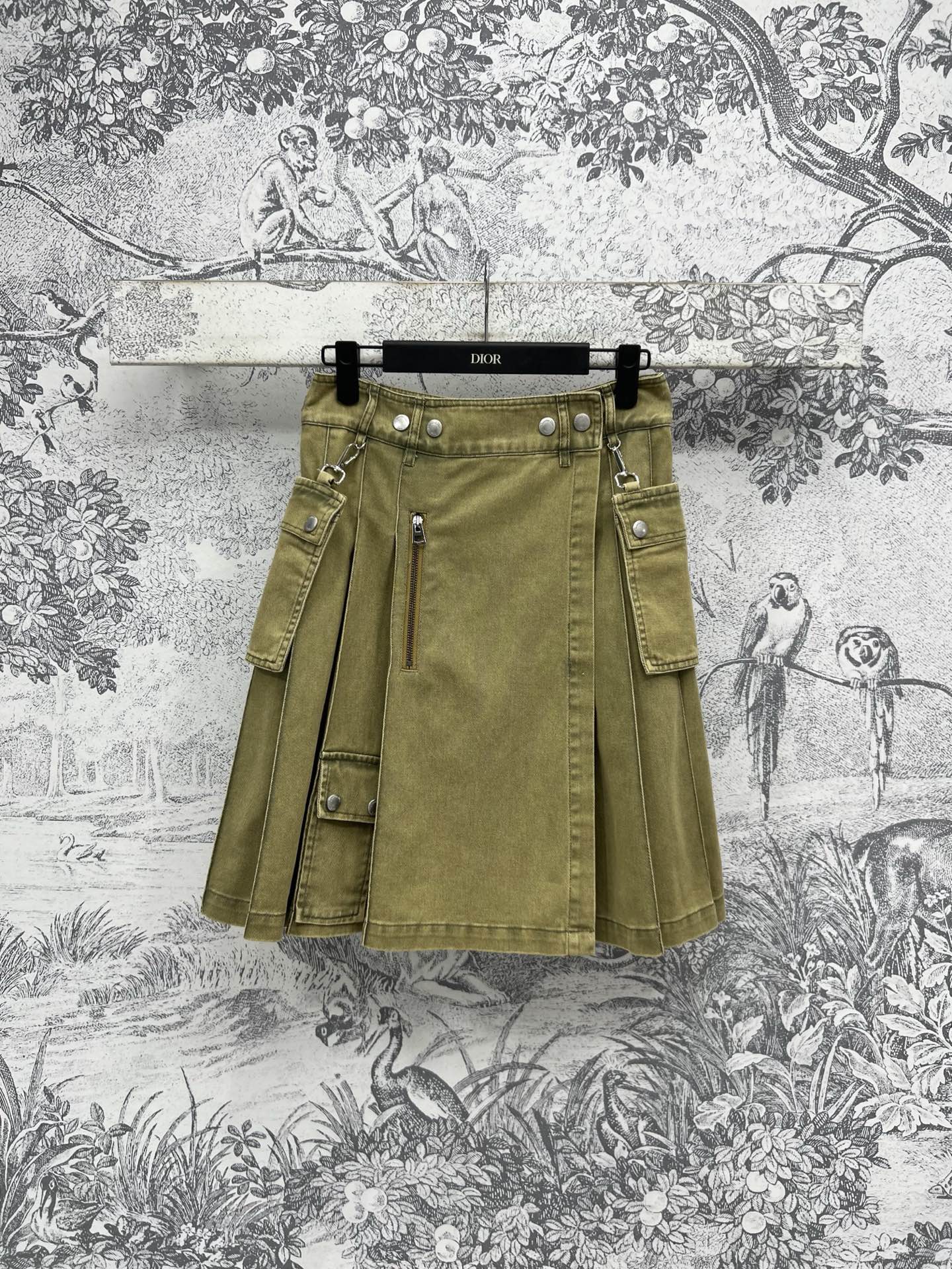 NO:330856,D Home 25 Early Spring New Style One-piece Workwear Pleated Skirt Super cool style One-piece tailoring design Decoration with buckle pockets on both sides The upper body is super long legs Old-fashioned washing army green It is OK to match with various small shirts One color three-code SML, dior, skirts, alexander wang19860909D家 25早春新款 一片式工装百褶裙 超酷飒的风格 一片式剪裁设计 两侧搭扣口袋的装饰 上身超显大长腿 做旧洗水军绿色 搭配各种小衫都可以 一色三码 SML,,dior,skirts,alexander wang,Women's clothing