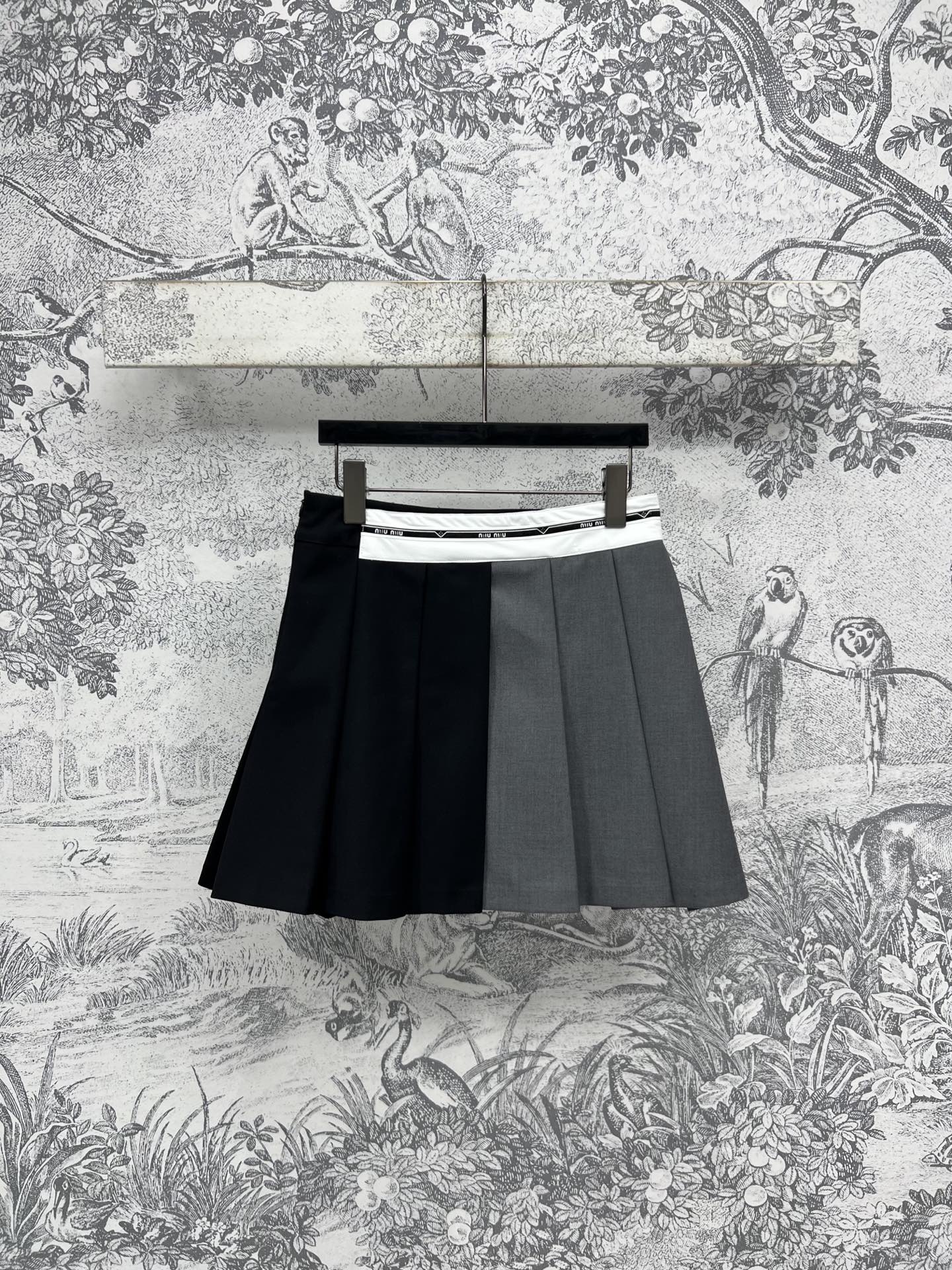 NO:330860,Miu 25 early spring new style color-blocked pleated skirt with contrasting color logo offset printing high waist skirt black and gray color-blocked design college style color matching full of girly feeling high waist A-line skirt hem The upper body is very stretched long legs one color three size SML, miumiu, skirts, alexander wang19860909Miu 25早春新款 拼色百褶裙 腰间搭配撞色logo胶印高腰 裙摆黑色与灰色拼色设计 学院风的配色少女感满满 高腰a字裙摆 上身很拉大长腿哦 一色三码 SML,,miumiu,skirts,alexander wang,Women's clothing