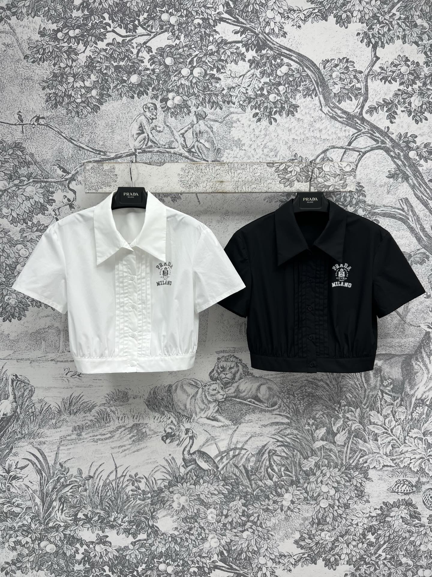 NO:330861,PD Home 25 Early Spring New Lapel Short Sleeve Ultra-Short Shirt Positioning Logo Printing Pallet Flying Pleated Decoration Extra sophisticated and sweet Ultra-short Design Style Big Slim Upper Body Style Temperament Girlish Style Elegant and Elegant Not Picking People Two Colors Three Codes SML, Dior, Shirts, T-shirt, Alexander Wang19860909PD家 25早春新款 翻领短袖超短衬衫 定位logo印花 门襟压褶装饰超精致又甜美 超短款设计版型上身巨显瘦 气质少女风 减龄百搭不挑人 两色三码 SML,,dior,shirts,T-shirt,alexander wang,Women's clothing