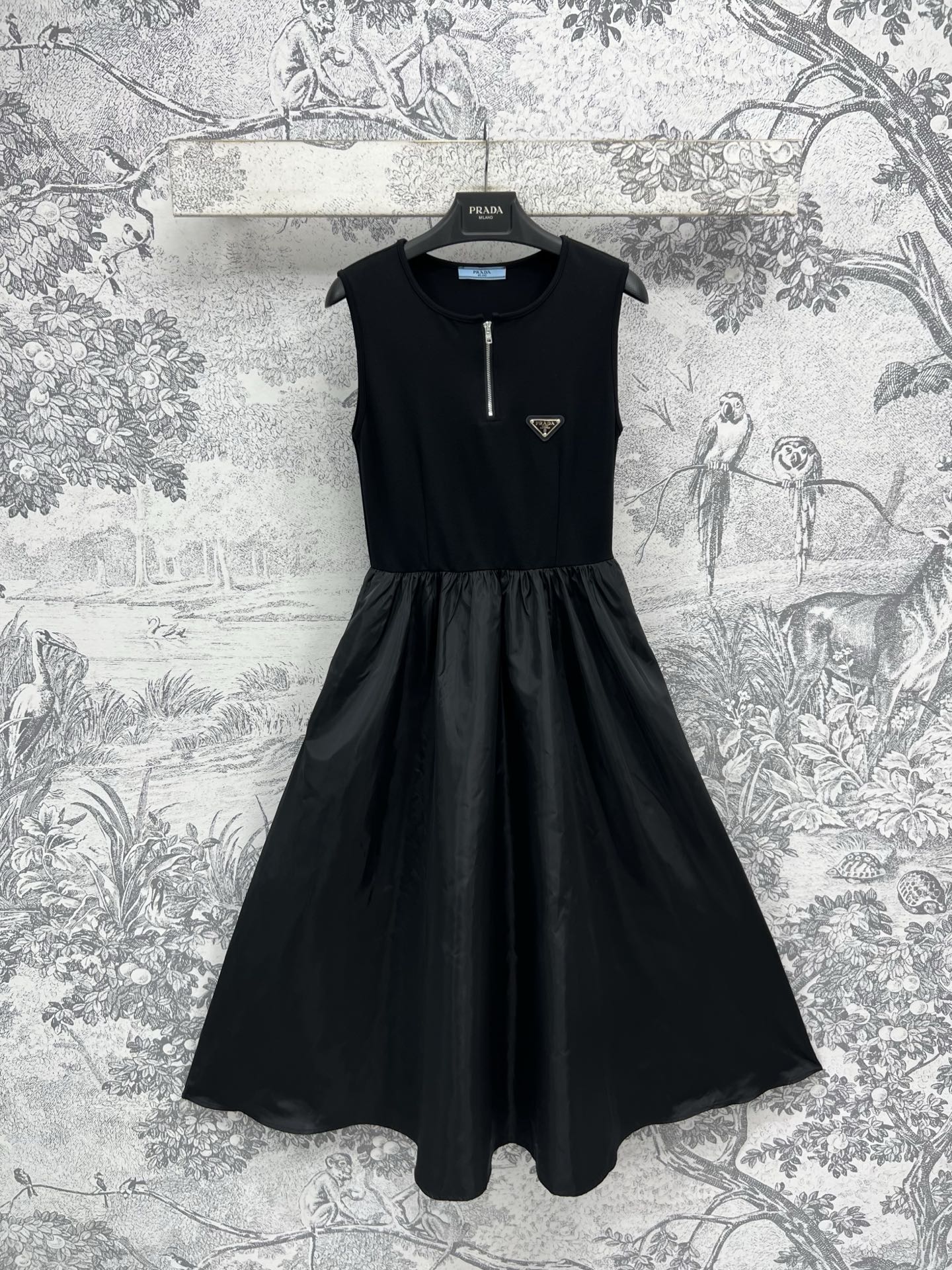 NO:330886,PD Home 25 Early Spring New Style Round Neck Half Zipper Sleeveless Spliced ​​Nylon Dress With Inverted Triangle on the Chest Logo Decoration Shows the Brand Charm. The Spliced ​​Nylon Skirt Hem Design is versatile and not picky. The upper body looks slim and handsome and fashionable. It is very cool. One color three codes SML,,dior, skirts,alexander wang19860909PD家 25早春新款 圆领半拉链无袖拼接尼龙连衣裙 胸前倒三角 logo装饰彰显品牌魅力 拼接尼龙大裙摆设计百搭不挑人 上身显瘦又帅气时尚 炫酷十足 一色三码 SML,,dior,skirts,alexander wang,Women's clothing