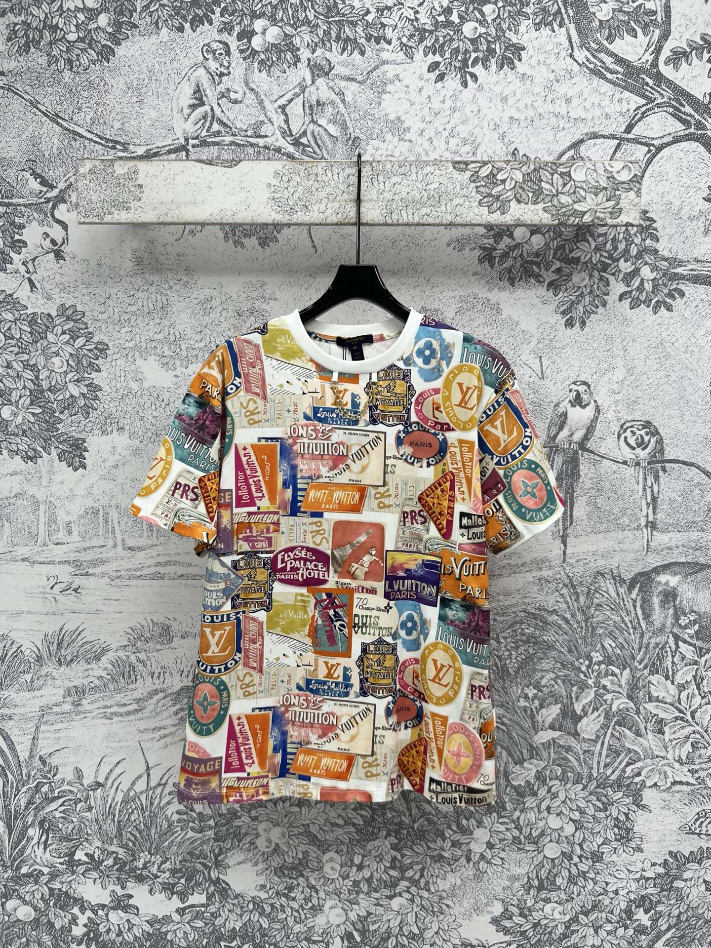 NO:330890,L Home 25 early spring new Flight Mode printed short-sleeved T-shirt This season's iconic pattern Elysee Palace retro classic Monogram print matches with travel cloth stamps and full print. The upper body is very eye-catching and fashionable. The upper body is extremely loose and short-sleeved T-shirt style. The upper body is extremely easy to cover the flesh and make it look slim and fashionable. The sweet and salt style can be switched at will. The versatile single item with good casual and daily life is one color and three codes. SML,,louis vuitton,T-shirt,tees,t-shirt,alexander wang19860909L家 25早春新款 Flight Mode 印花短袖T恤 本季的标志性图案爱丽舍宫复古经典的 Monogram 印花 以旅行布章图案满印搭配 上身非常吸睛又有时髦感 经典宽松短袖T恤版型 上身绝绝子 轻松遮肉显瘦百搭时髦 可甜可盐风格随意切换 休闲日常都不错的百搭单品一色三码 SML,,louis vuitton,T-shirt,tees，t-shirt,alexander wang,Women's clothing