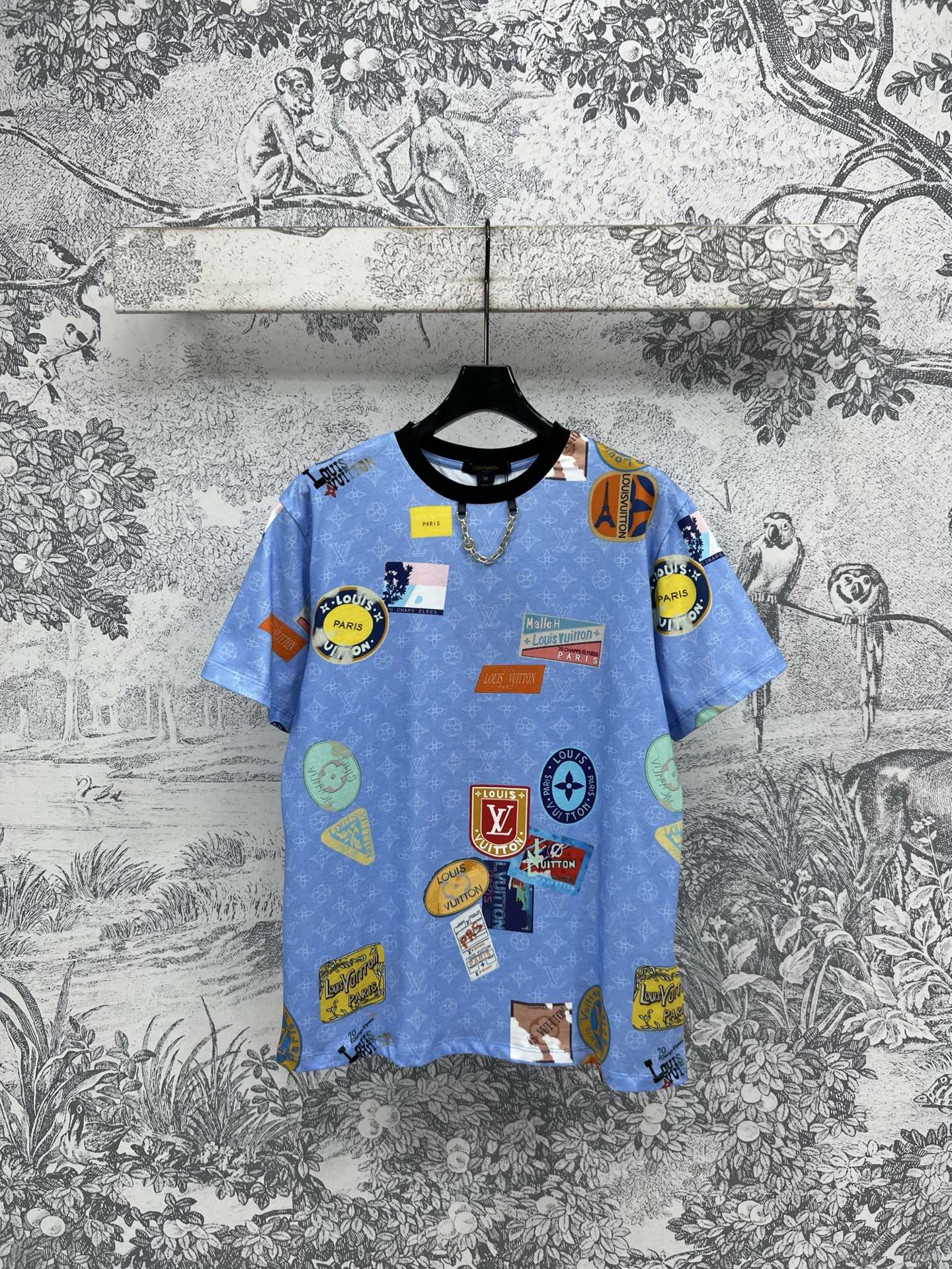 NO:330892,L Home 25 Early Spring New Style Stamp Pattern Presbyterian Jacquard Short-Sleeve T-shirt Custom Stamp Pattern Print Dark Pattern Presbyterian Pure Cotton Fabric Very cool and comfortable to live a comfortable life Classic loose style Agile display of youthful vitality and temperament Easy to match can create a fashionable and age-reducing girlish feeling Two colors and three codes SML,,louis vuitton,T-shirt,tees,t-shirt,alexander wang19860909L家 25早春新款 邮票图案老花提花短袖T恤 定制邮票图案印花暗纹老花纯棉面料 非常清凉一整个舒服住 经典宽松版型 灵动展示青春活力气质 轻松搭配就能穿出时髦减龄的少女感 两色三码 SML,,louis vuitton,T-shirt,tees，t-shirt,alexander wang,Women's clothing