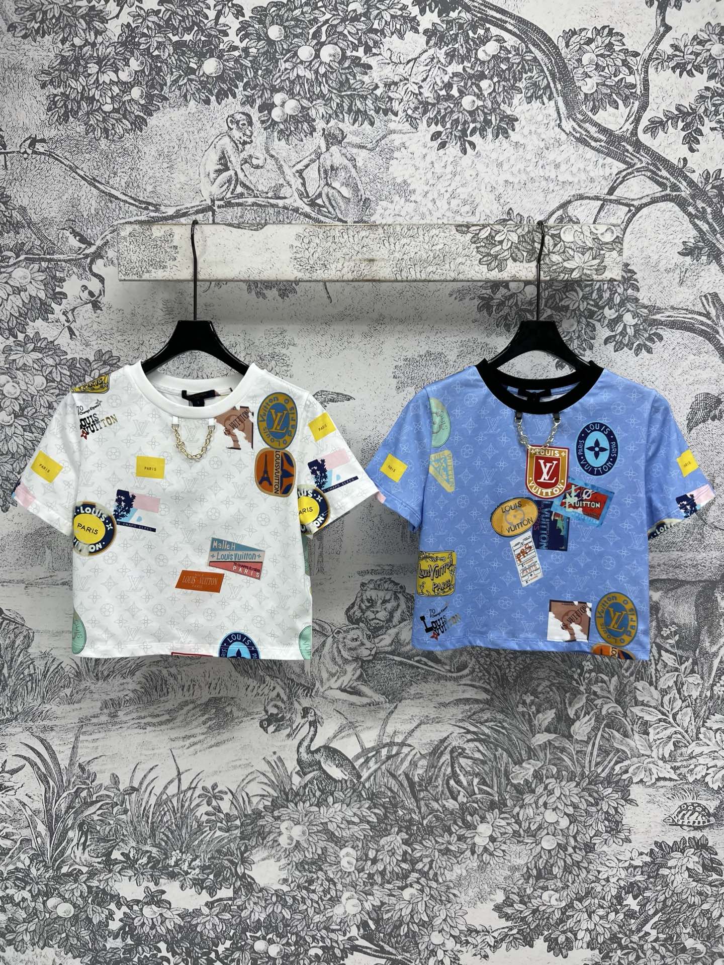 NO:330894,L Home 25 Early Spring New Stamp Pattern Presbyterian Jacquard Ultra Short T Custom Stamp Pattern Print Dark Pattern Presbyterian Pure Cotton Very Cool and comfortable to live Loose and ultra-short version Agile to show youthful vitality and temperament Easy to match can create a fashionable and age-reducing girlish feeling Two colors and three codes SML,,louis vuitton,alexander wang19860909L家 25早春新款 邮票图案老花提花超短T 定制邮票图案印花暗纹老花纯棉面料 非常清凉一整个舒服住 宽松超短版型 灵动展示青春活力气质 轻松搭配就能穿出时髦减龄的少女感 两色三码 SML,,louis vuitton,alexander wang,Women's clothing