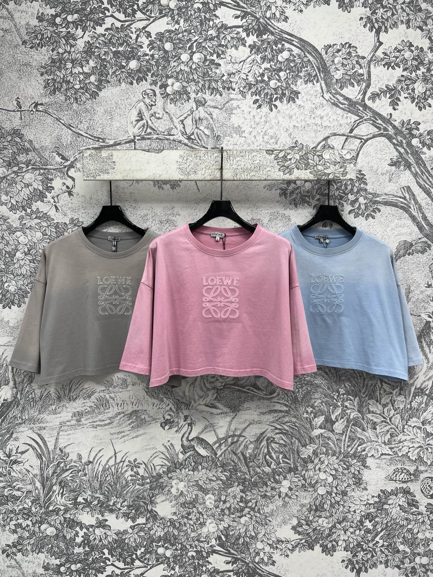 NO:330898,LW Home 25 Early Spring New Embroidery logo Gradient Ultra Short T Simple and Not Cheerful, Fresh and Age-reducing Suitable Suitable Suitable Suitable Suitable Suitable Suitable Suitable Suitable Suitable Suitable Suitable Sexy and Easy to match to create a fashionable and age-reducing Girlish Sense Three Colors and Three Codes SML, alexander wang19860909LW家 25早春新款 刺绣logo渐变超短T 简单不俗气 清新减龄很适合夏日穿搭 胸前刺绣logo徽标点缀 宽松超短版型 灵动展示青春活力气质 轻松搭配就能穿出时髦减龄的少女感 三色三码 SML,,alexander wang,Women's clothing