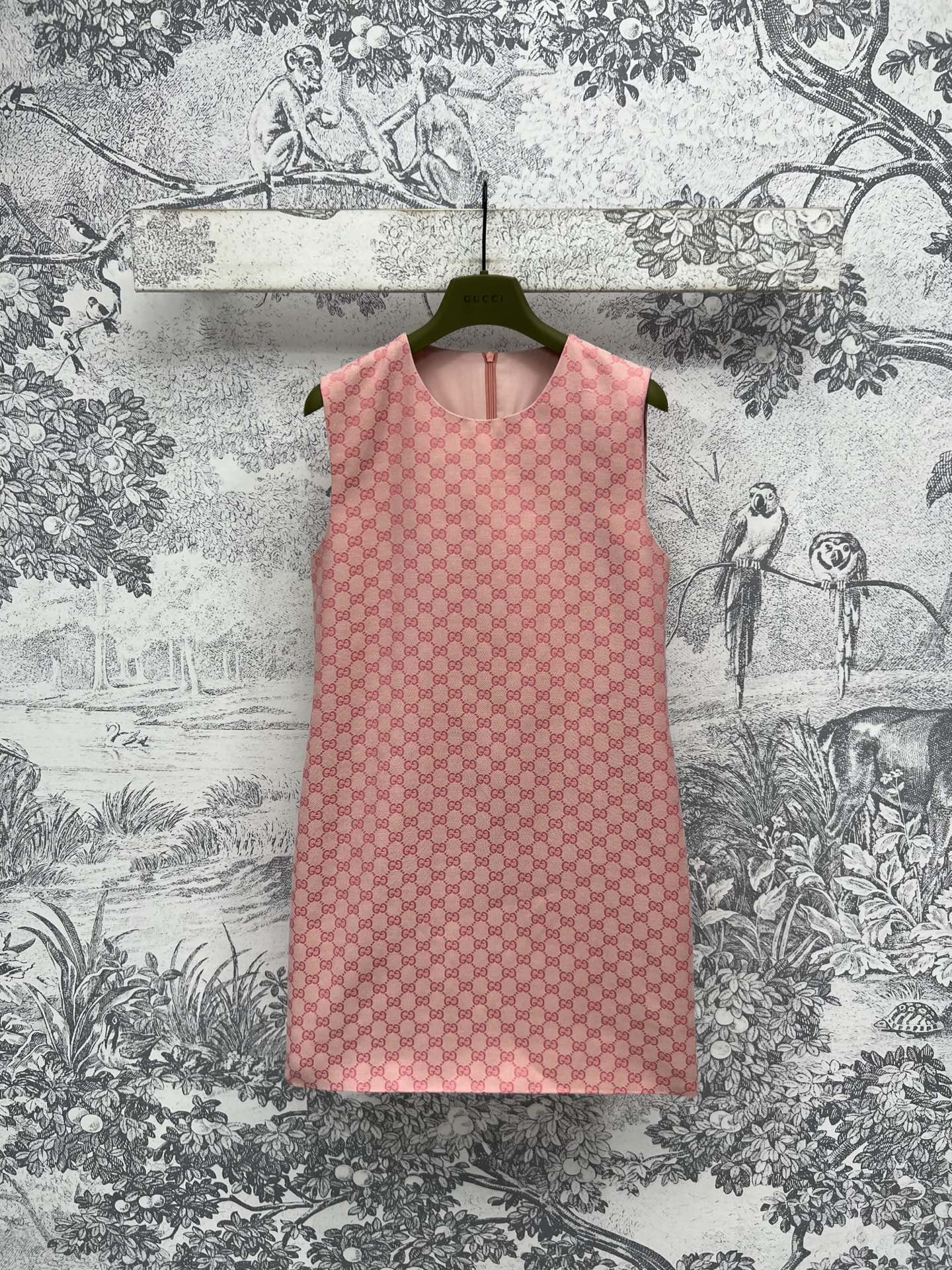 NO:330887,G Home 25 early spring new pink double G jacquard sleeveless straight-tube dress Customized full logo letter jacquard fabric to create a retro and fashionable atmosphere, attracting attention in one second round neck sleeveless straight-tube dress, slim and versatile and fashionable upper body, full of temperament and age-reducing, and the details are very well-made. One color and three codes SML, gucci, skirts, alexander wang19860909G家 25早春新款 粉色双G提花无袖直筒连衣裙 定制满logo字母提花面料 打造出复古又时髦的时尚氛围 一秒的吸睛抢镜 圆领无袖直筒版型连衣裙 上身显瘦又百搭时髦 气质减龄感十足 细节做工都很到位 一色三码 SML,,gucci,skirts,alexander wang,Women's clothing