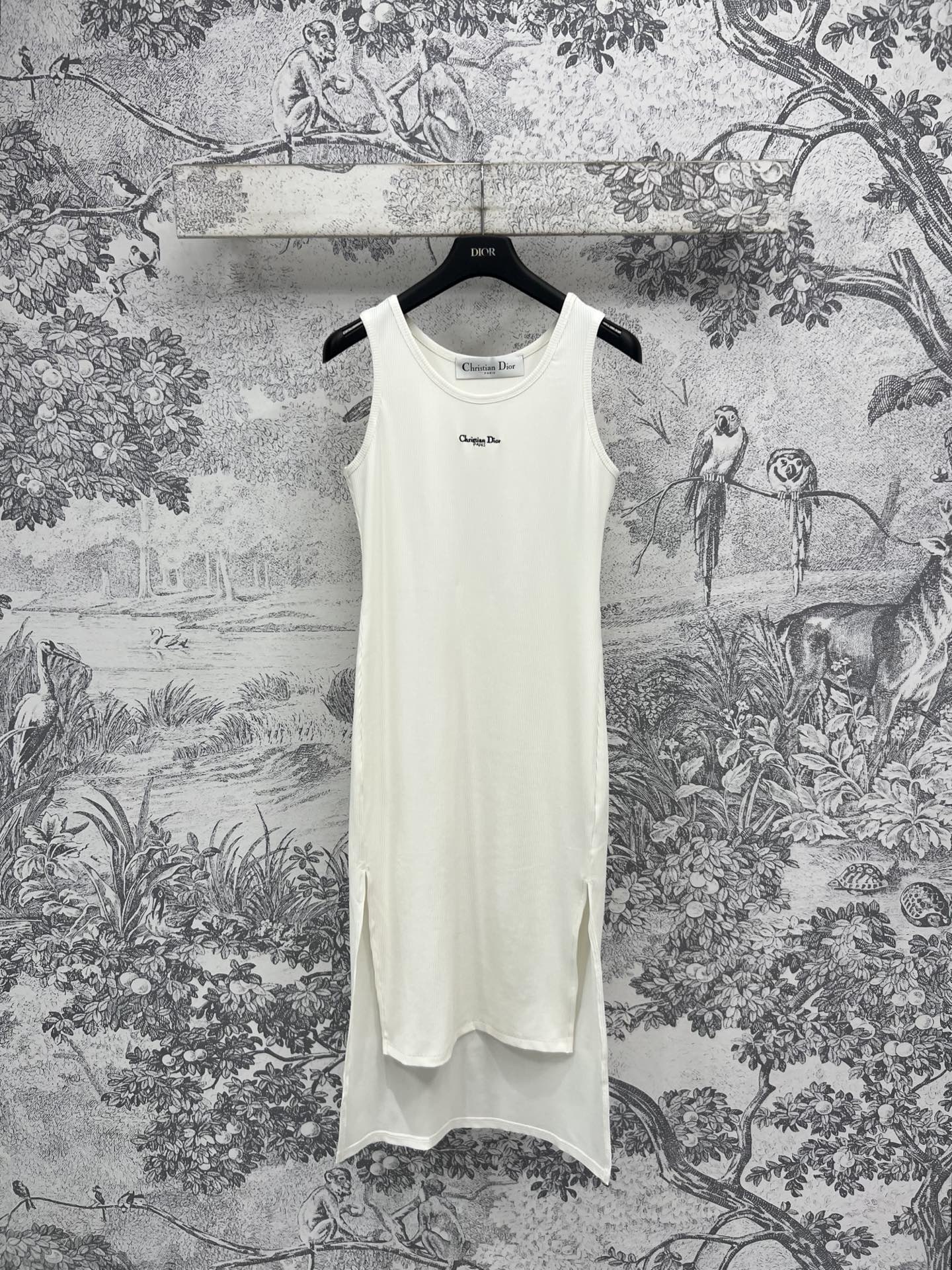 NO:330895,D Home 25 Early Spring New Round Neck Knitted Vest Dress The upper body is very comfortable and slim, and it won't feel tight. The round neck design is fashionable and high-end. The letter embroidered on the chest is embroidered and embroidered. It can highlight the figure. The knitted style is a little elastic. It wraps the body and is sexy and high-end. It is absolutely amazing when worn alone or with a short jacket. It is beautiful. A must-have artifact for white and rich beauty. Two colors and three codes. SML,,dior, skirts, jackets & coats,alexander wang19860909D家 25早春新款 圆领针织背心连衣裙 针织连衣裙上身很舒适修身显瘦 又不会有紧绷感 圆领设计时髦又高级 胸前字母刺绣logo点缀 非常能凸显身材 针织版型有些许弹力 包裹身体性感又高级 单穿或者搭个短款小外套简直绝绝子 美翻了 白富美必备神器 两色三码 SML,,dior,skirts,jackets & coats,alexander wang,Women's clothing