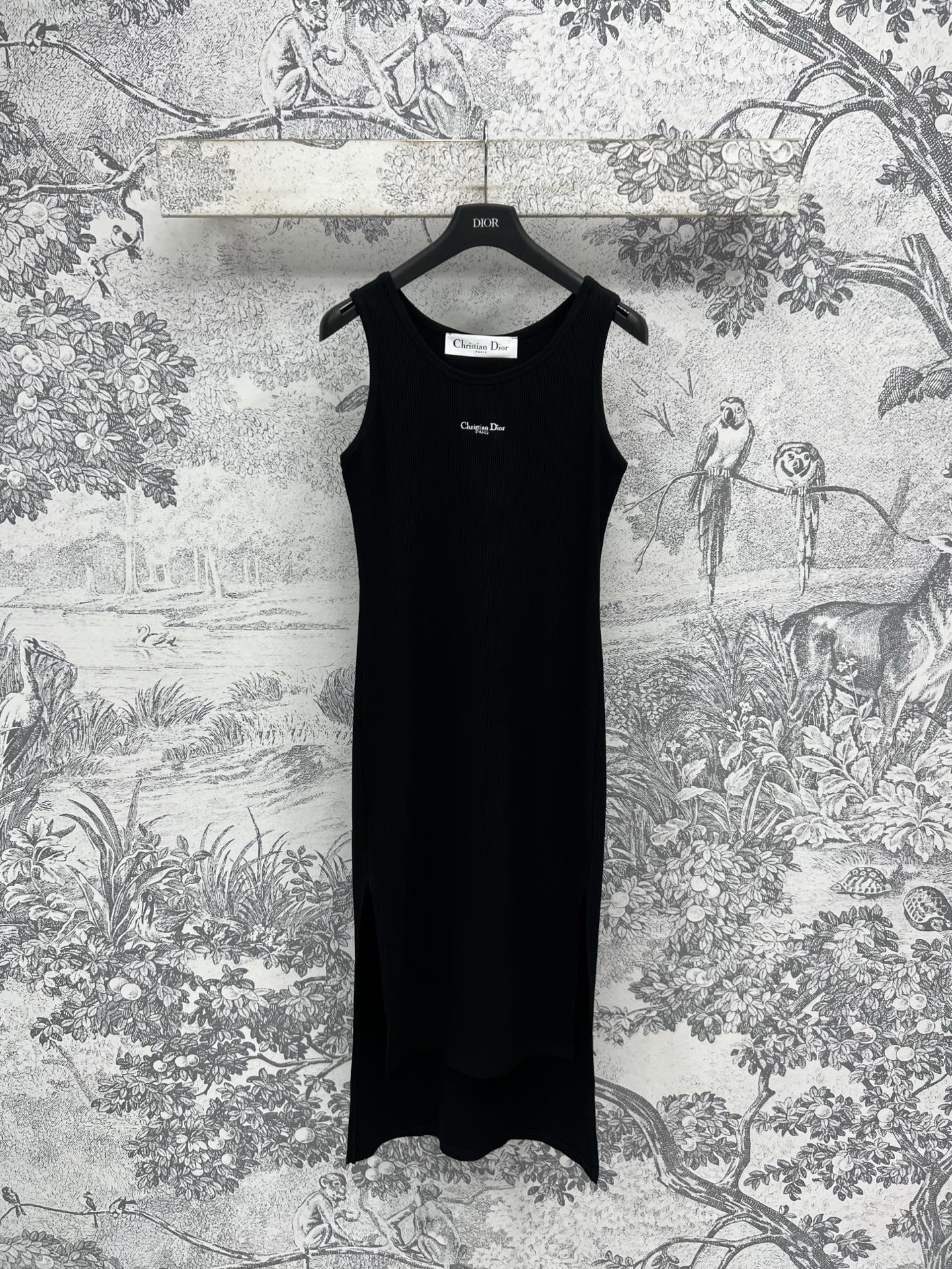 NO:330891,D Home 25 Early Spring New Round Neck Knitted Vest Dress The upper body is very comfortable and slim, and it won't feel tight. The round neck design is fashionable and high-end. The letter embroidered on the chest is embroidered and embroidered. It can highlight the figure. The knitted style is a little elastic. It wraps the body and is sexy and high-end. It is absolutely amazing when worn alone or with a short jacket. It is beautiful. A must-have artifact for white and rich beauty. Two colors and three codes. SML,,dior, skirts, jackets & coats,alexander wang19860909D家 25早春新款 圆领针织背心连衣裙 针织连衣裙上身很舒适修身显瘦 又不会有紧绷感 圆领设计时髦又高级 胸前字母刺绣logo点缀 非常能凸显身材 针织版型有些许弹力 包裹身体性感又高级 单穿或者搭个短款小外套简直绝绝子 美翻了 白富美必备神器 两色三码 SML,,dior,skirts,jackets & coats,alexander wang,Women's clothing