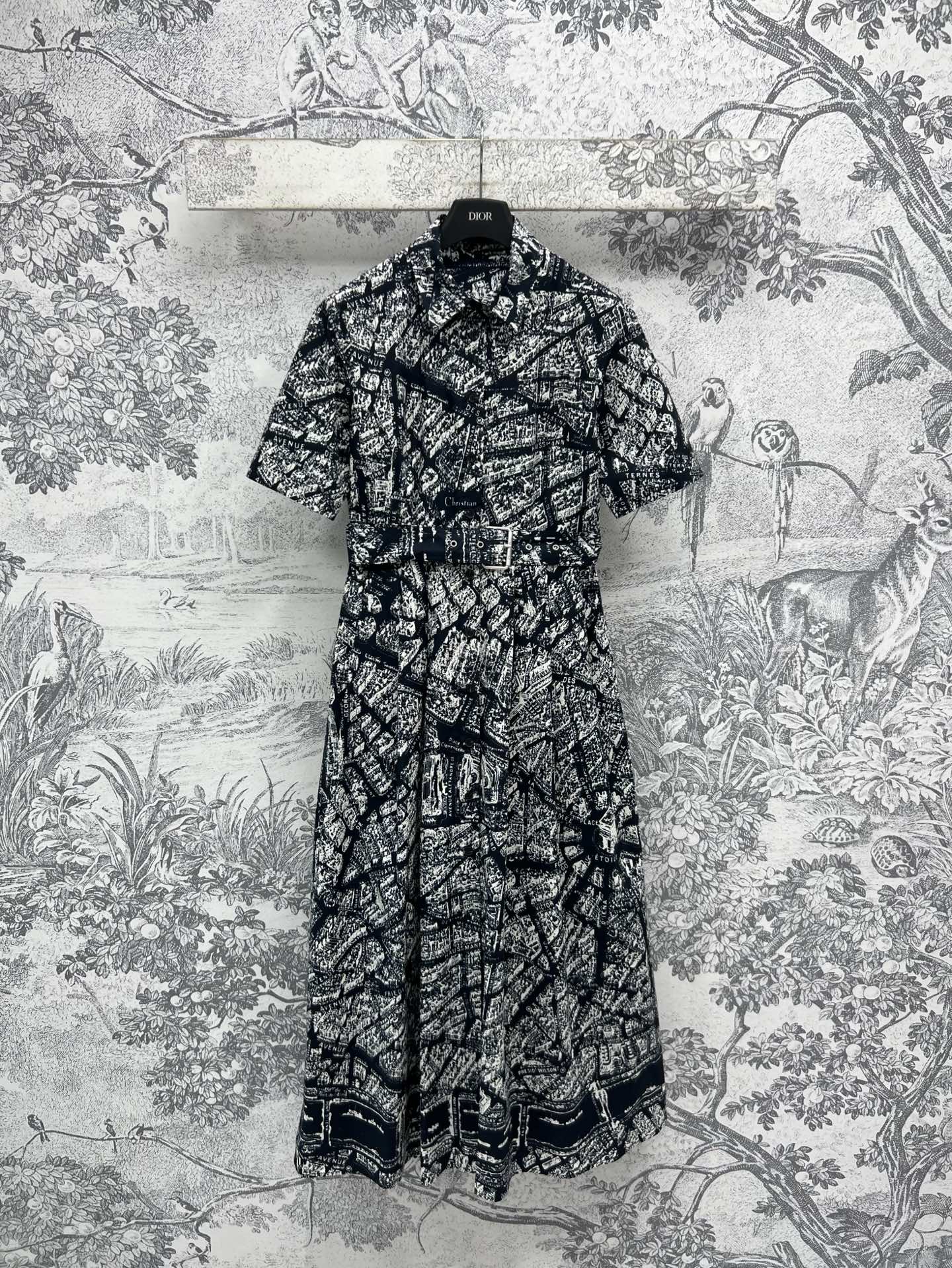 NO:330899,D Home 25 Early Spring New Paris Map Printed Dresses. The high-end black and white pattern is fashionable and adds a modern atmosphere. The lapel logo single-breasted short-sleeved waist-hugging skirt. The waist is matched with a cloth belt. The upper body is very stretched and proportional. Elegant and fashionable. You can control it in any occasion. One color and three codes. SML, dior, skirts, T-shirt, alexander wang19860909D家 25早春新款 巴黎地图印花连衣裙 高级感的黑白图案时髦又增添摩登气息 翻领logo单排扣短袖收腰大裙摆 腰间搭配本布腰带 上身很拉比例感 优雅又时尚大气 任何场合都驾驭的住 一色三码 SML,,dior,skirts,T-shirt,alexander wang,Women's clothing