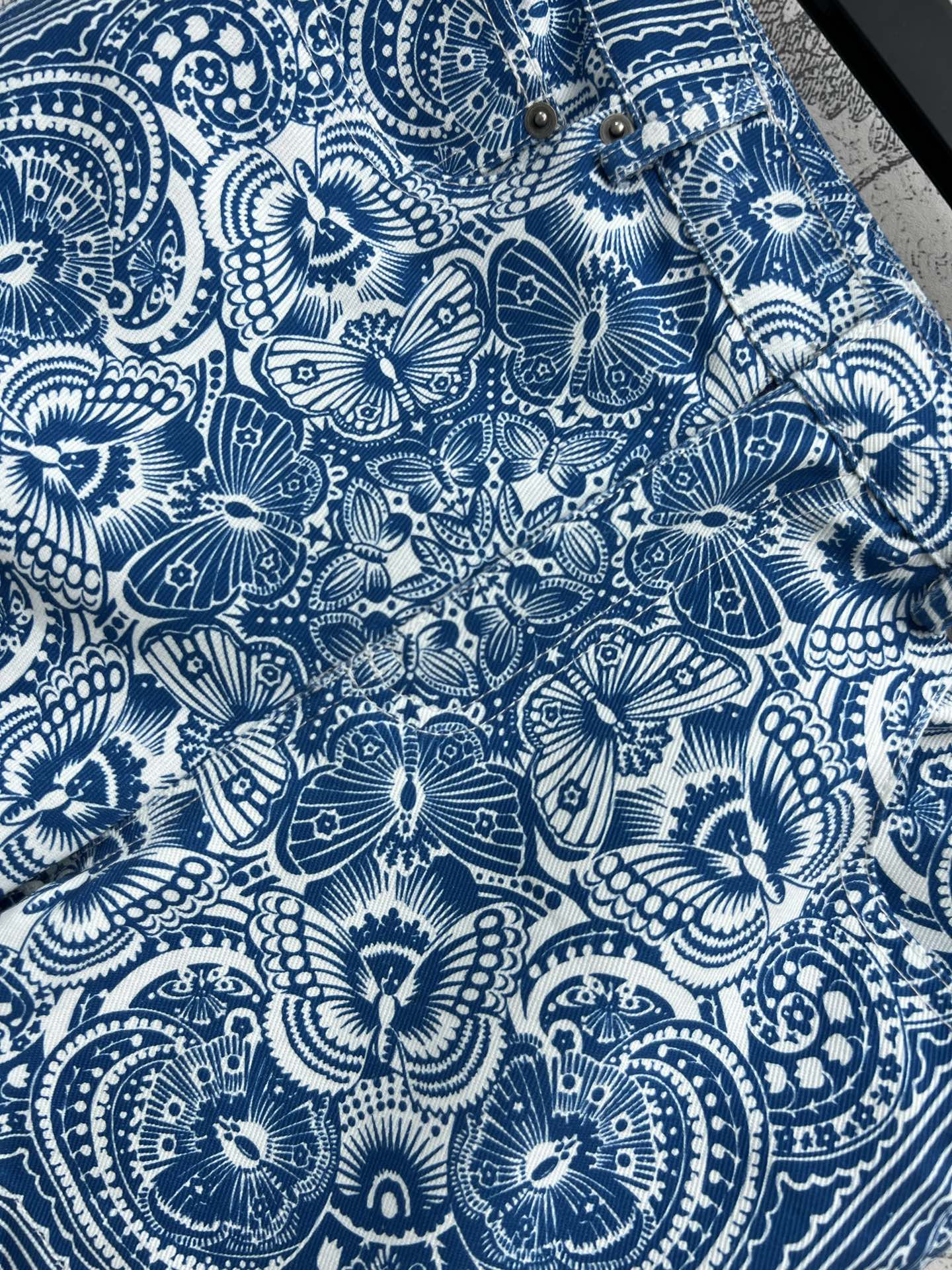 D家 25早春新款 青花瓷色蝴蝶图案印花牛仔系列 翻领夹克外套+半身裙+直筒裤 经典基础版型完全不挑身材