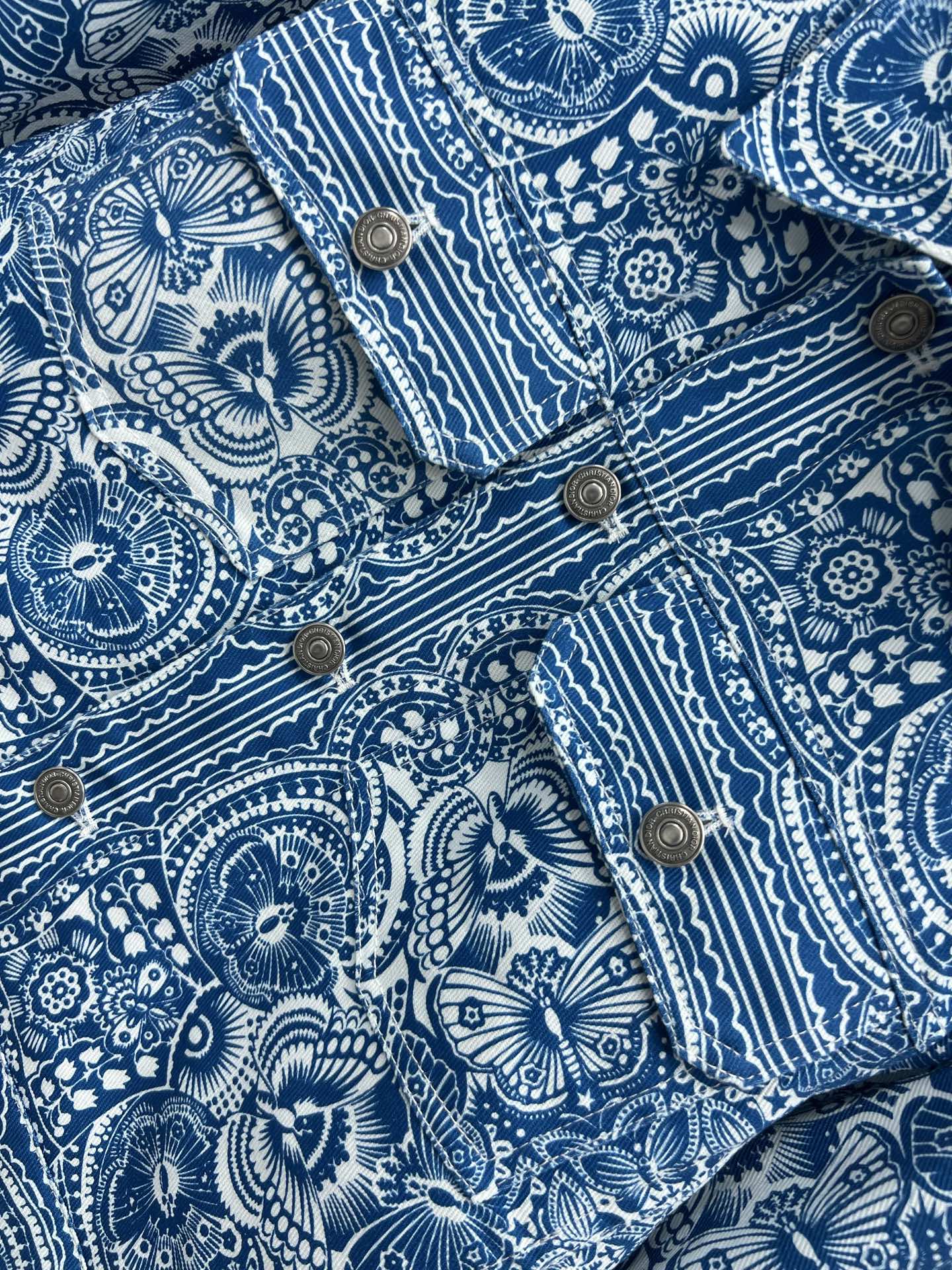 D家 25早春新款 青花瓷色蝴蝶图案印花牛仔系列 翻领夹克外套+半身裙+直筒裤 经典基础版型完全不挑身材