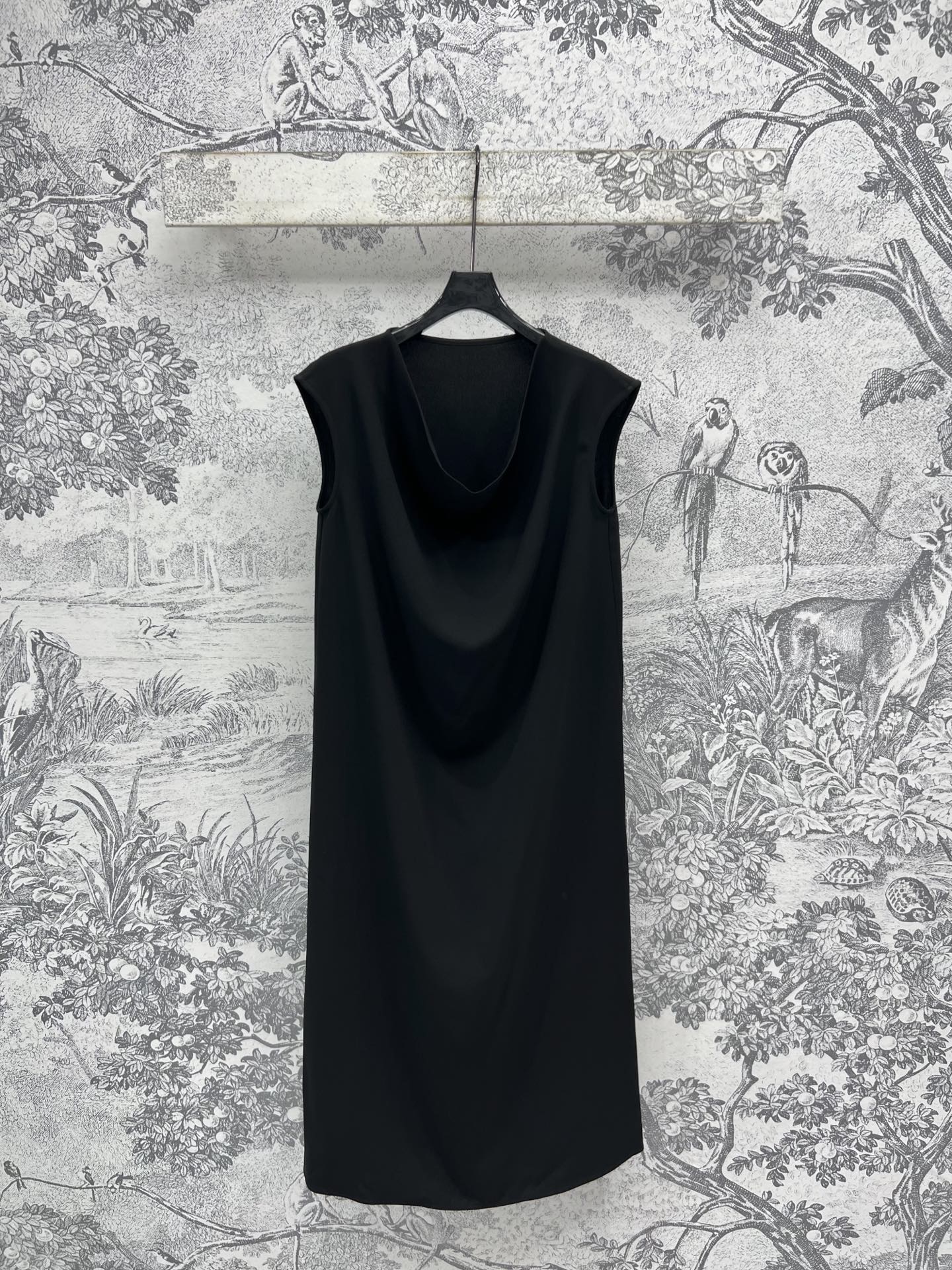 NO:331312,New early spring style, sleeveless dress with swing neck, trendy and eye-catching, sleeveless straight style, fashionable and high-end, highlighting the sexy curves, the upper body is full of fashionable and high-end feeling, white and slim, a classic series with a cool and handsome feeling, the upper body is full of aura, the length is just right, one color, three codes SML, skirts, alexander wang19860909早春新款 荡领无袖连衣裙 新潮时髦又吸睛 荡领无袖直筒版型 时髦又高级 更加凸显性感的曲线 上身就是满满的时髦高级感 显白又显瘦 自带酷帅感的经典系列 走路都带风上身气场全开 长度恰到好处 一色三码 SML,,skirts,alexander wang,Women's clothing