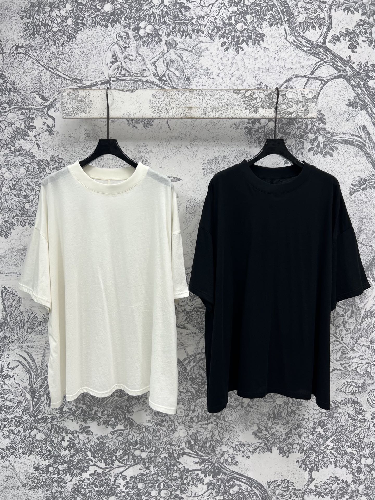 NO:331315,New early spring style Loose short-sleeved T-shirt must-have items for people with hand. Classic loose short-sleeved T-shirt style Simple and fashionable. Two colors and three codes SML, T-shirt,tees, t-shirt,alexander wang19860909早春新款 宽松短袖T恤人手必备单品 经典宽松短袖T恤版型 简约不失时髦感 两色三码 SML,,T-shirt,tees，t-shirt,alexander wang,Women's clothing