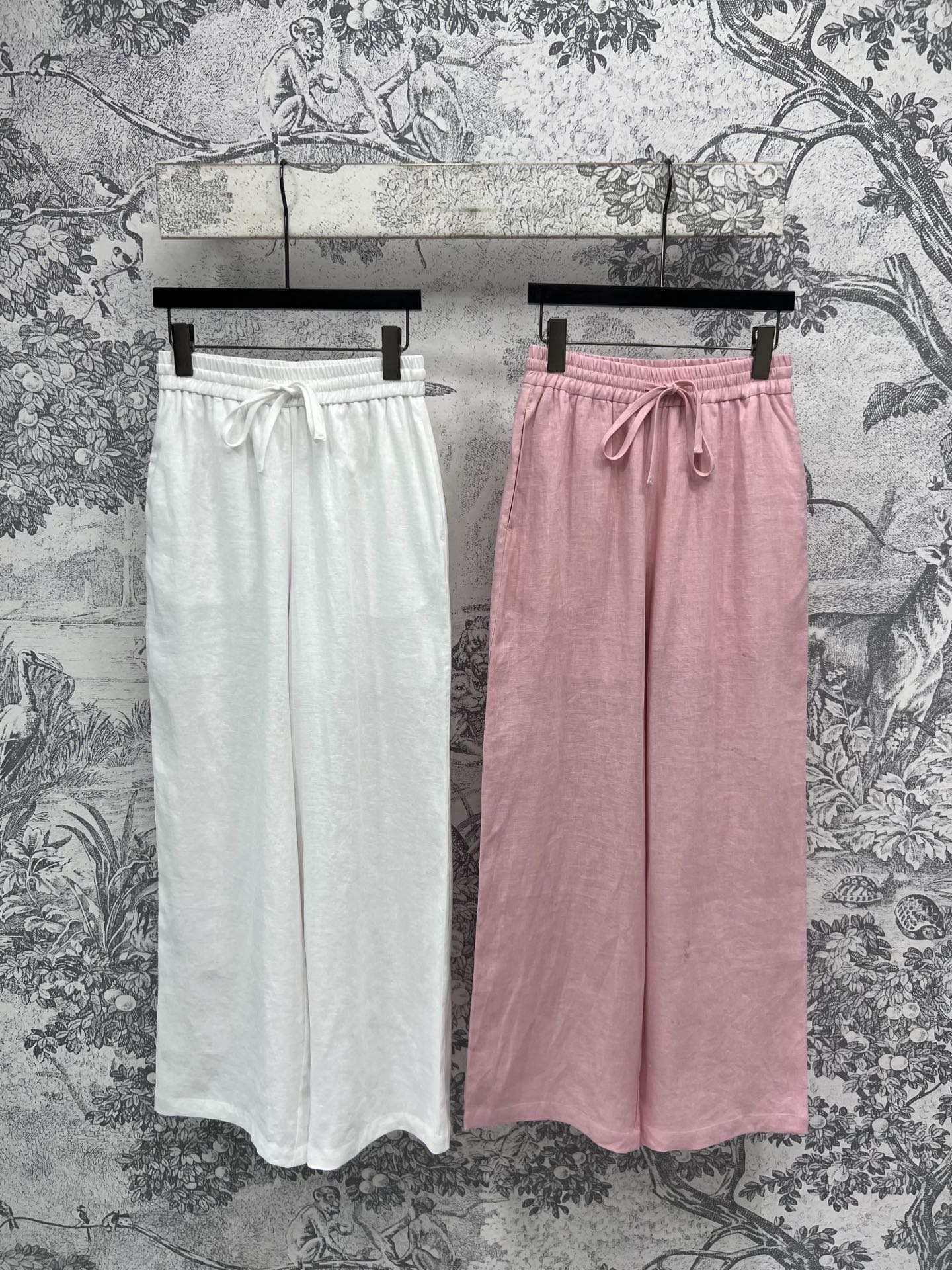NO:331318,New early spring style linen casual pants, high waist drawstring waist straight style, customized linen fabric with a straight and stylish texture, not only enhances the waistline, but also shows a sense of layering, super good style, huge slimness, very versatile style, matched with the same series of shirts, slim and high-end, gentle and elegant, two colors and three codes, SML, shirts, alexander wang19860909早春新款 亚麻休闲裤 高腰抽绳收腰直筒版型 定制亚麻面料质感立挺有型 不仅能提升腰线 更显层次感 版型超好 巨显瘦 款式很百搭 搭配同系列衬衫上身显瘦又高级 不失气场的温柔优雅感两色三码 SML,,shirts,alexander wang,Women's clothing