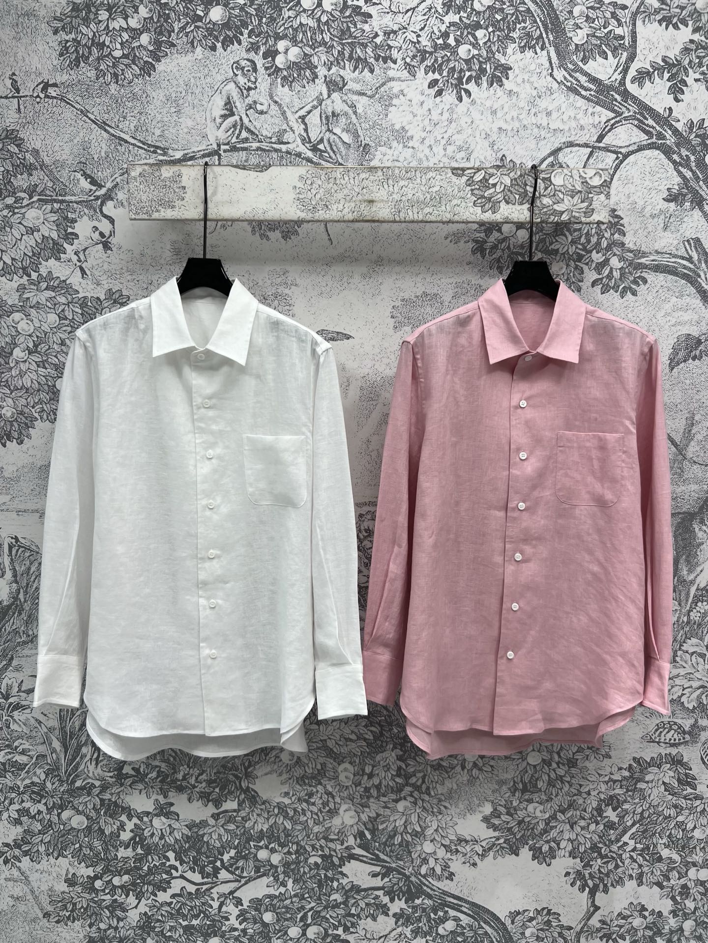 NO:331321,New early spring style linen shirt custom linen fabric texture stands upright and stylish classic loose fit unlocks diverse styles The overall look is richer. Paired with casual pants in the same series, it looks slim and high-end, and it has a gentle and elegant feeling without losing its aura. Two colors and three codes SML,,shirts,alexander wang19860909早春新款 亚麻衬衫 定制亚麻面料质感立挺有型 经典 宽松版型 解锁多元造型 整体look层次更丰富 搭配同系列休闲裤上身显瘦又高级 不失气场的温柔优雅感 两色三码 SML,,shirts,alexander wang,Women's clothing