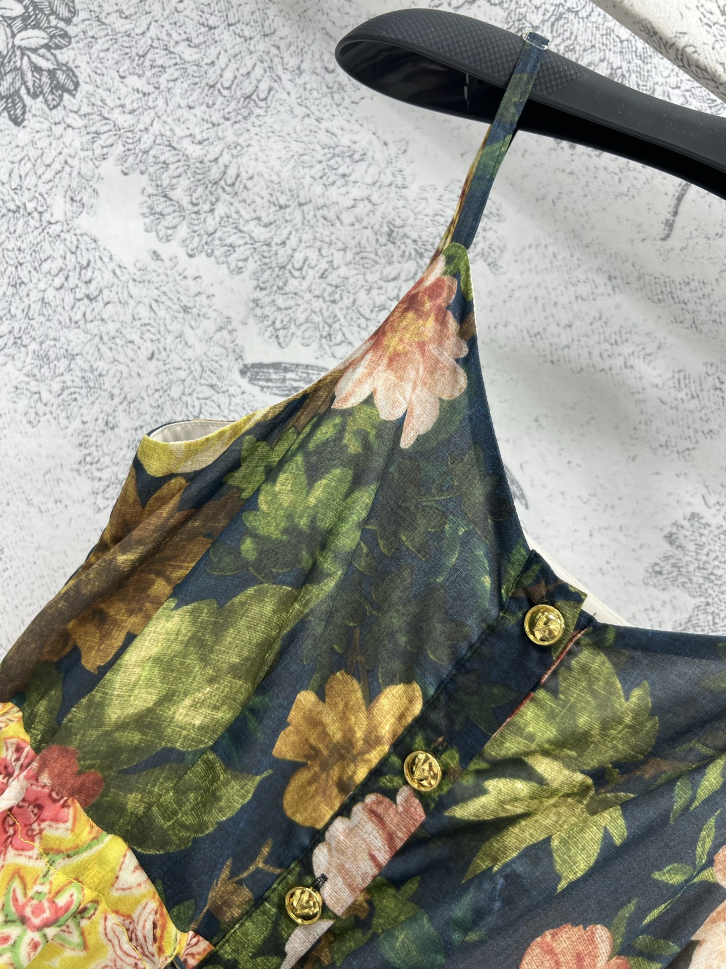  V家 25早春新款 复古印花吊带裙 以多彩花卉图案为主 色彩鲜艳丰富 充满春日气息 定制V字母五金扣饰