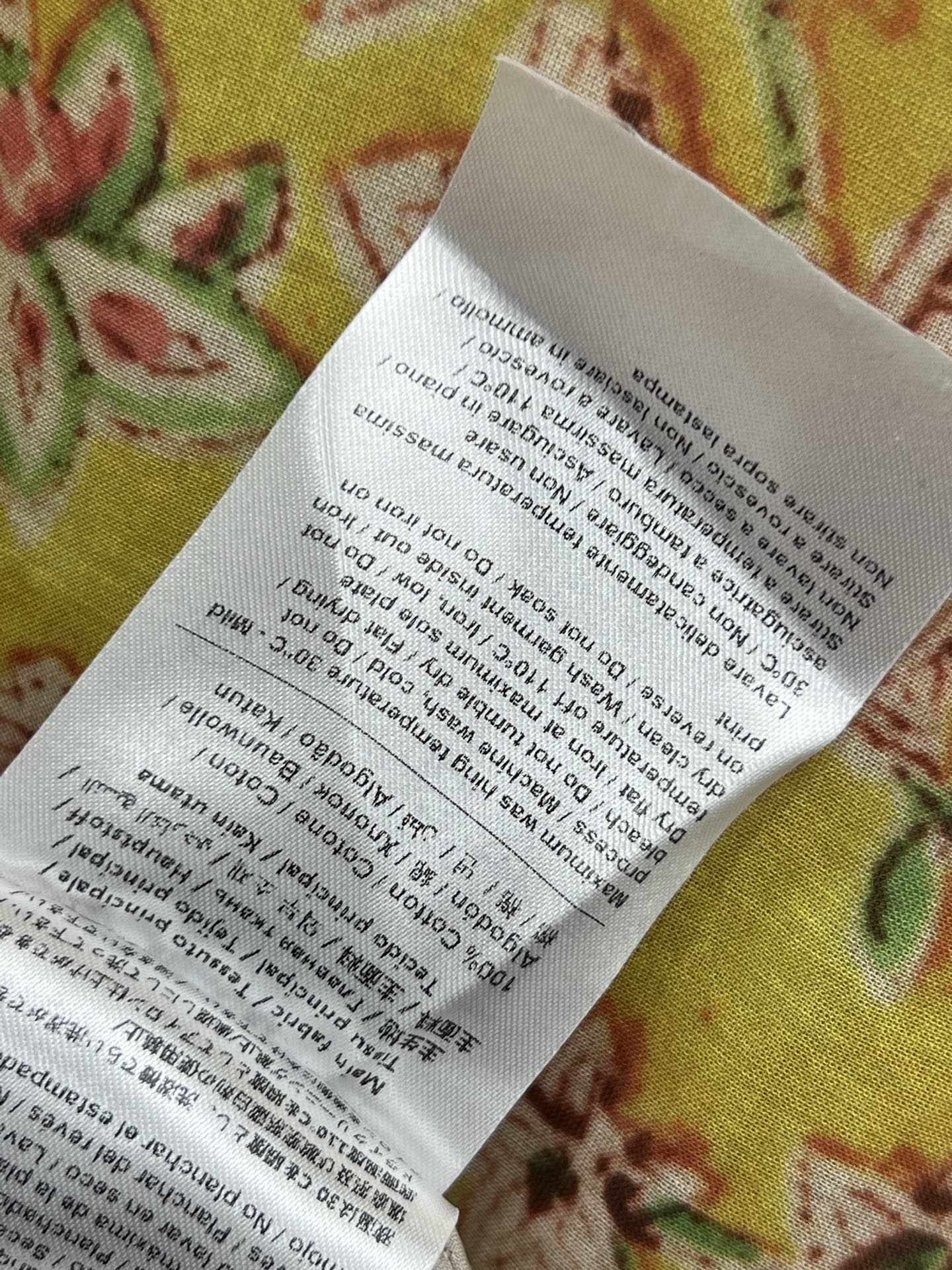  V家 25早春新款 复古印花吊带裙 以多彩花卉图案为主 色彩鲜艳丰富 充满春日气息 定制V字母五金扣饰
