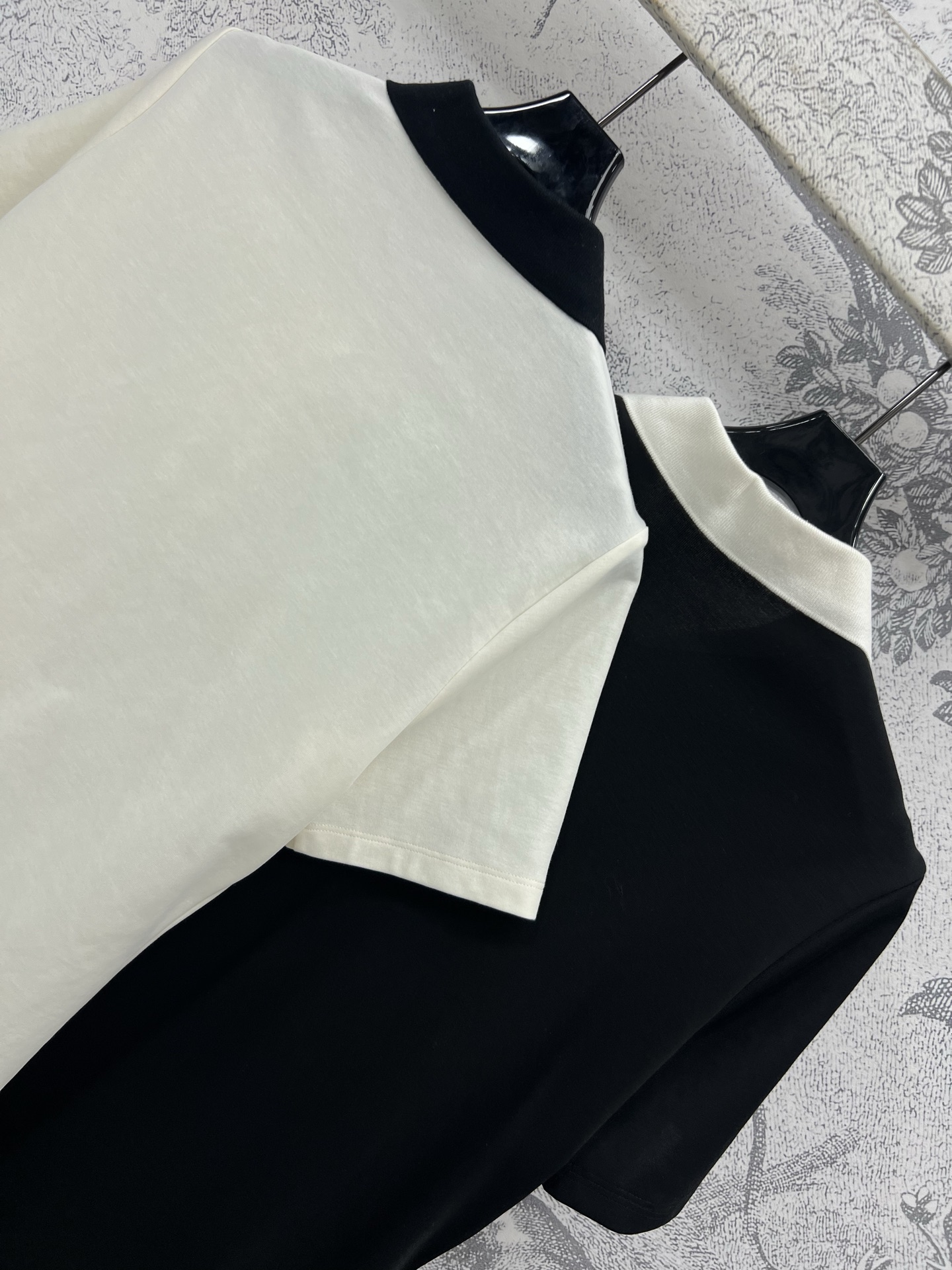 Miu 25早春新款 Polo连衣裙 黑白两色 撞色Polo领设计学院风十足 胸前装饰字母logo标识俏