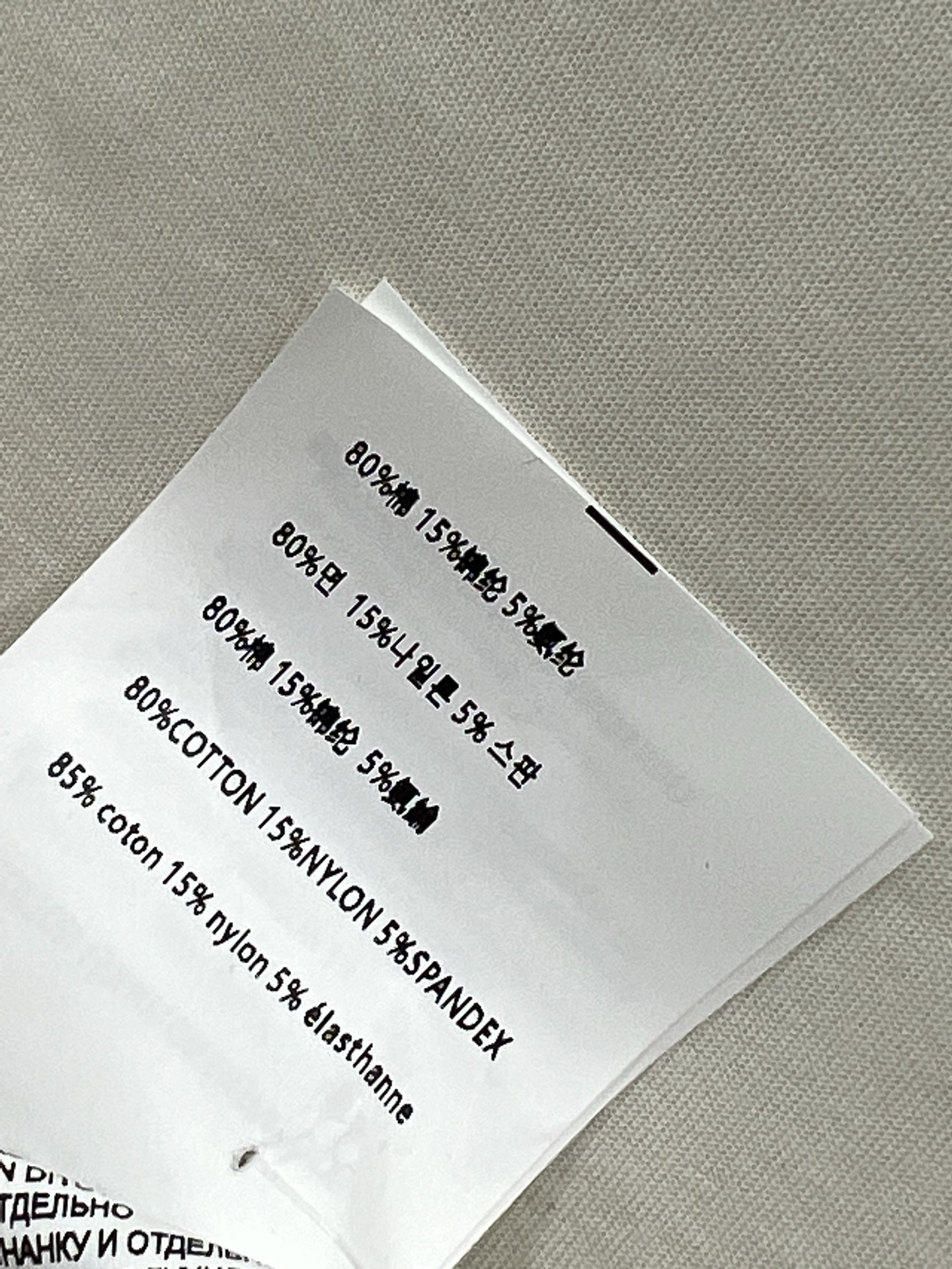 Miu 25早春新款 Polo连衣裙 黑白两色 撞色Polo领设计学院风十足 胸前装饰字母logo标识俏