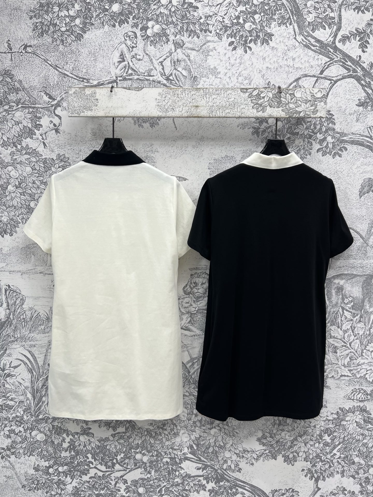 Miu 25早春新款 Polo连衣裙 黑白两色 撞色Polo领设计学院风十足 胸前装饰字母logo标识俏