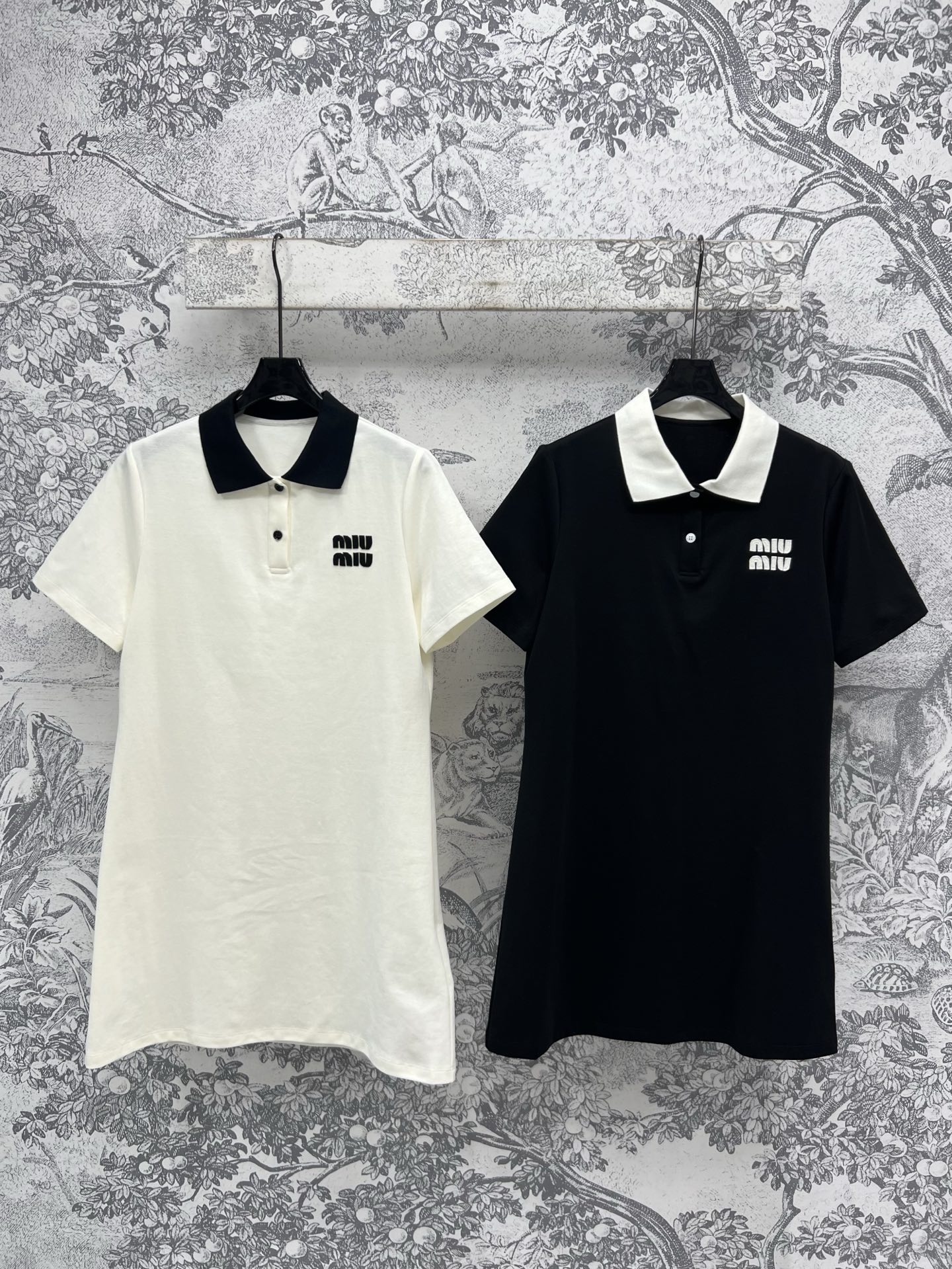 Miu 25早春新款 Polo连衣裙 黑白两色 撞色Polo领设计学院风十足 胸前装饰字母logo标识俏