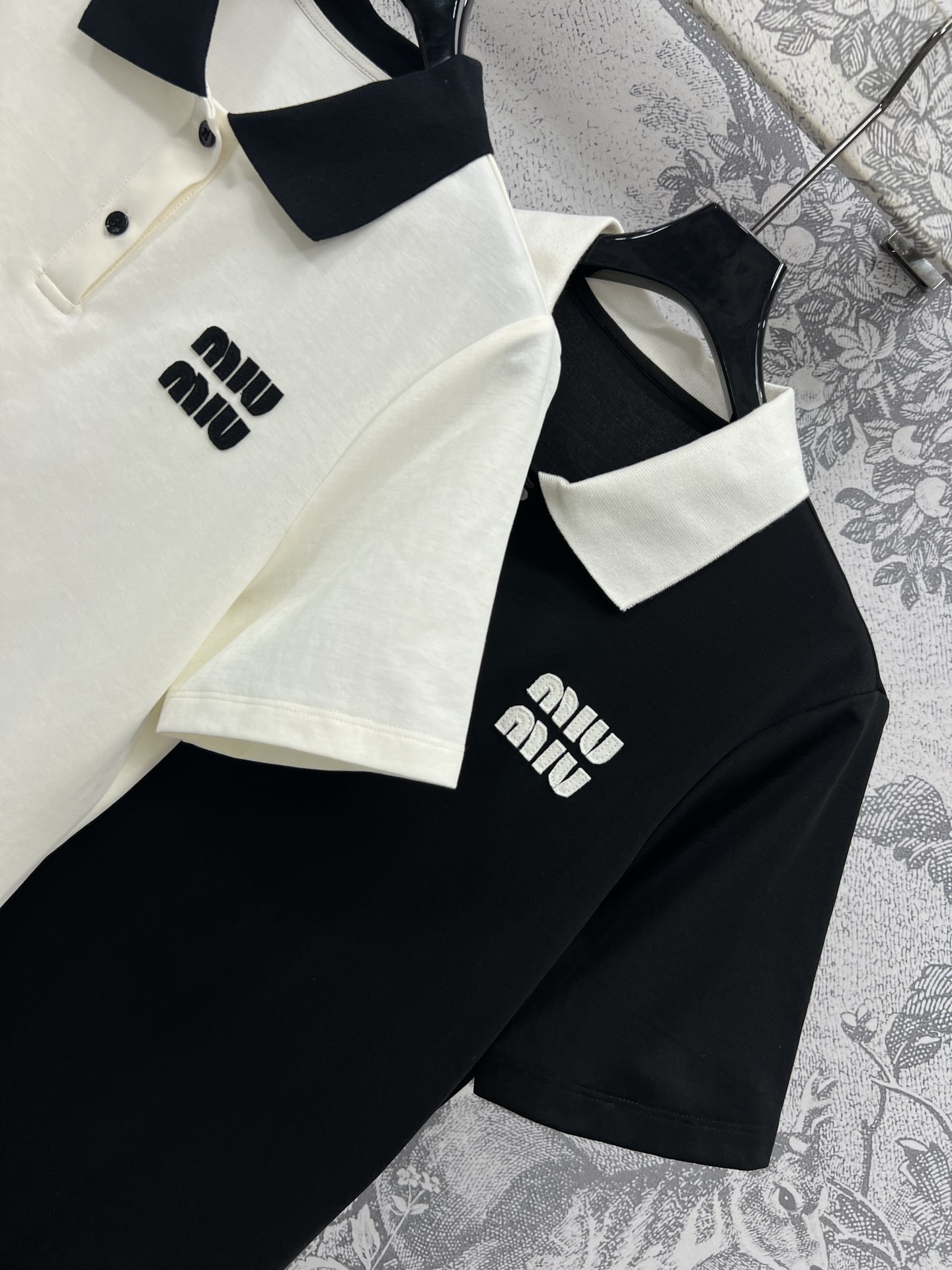 Miu 25早春新款 Polo连衣裙 黑白两色 撞色Polo领设计学院风十足 胸前装饰字母logo标识俏