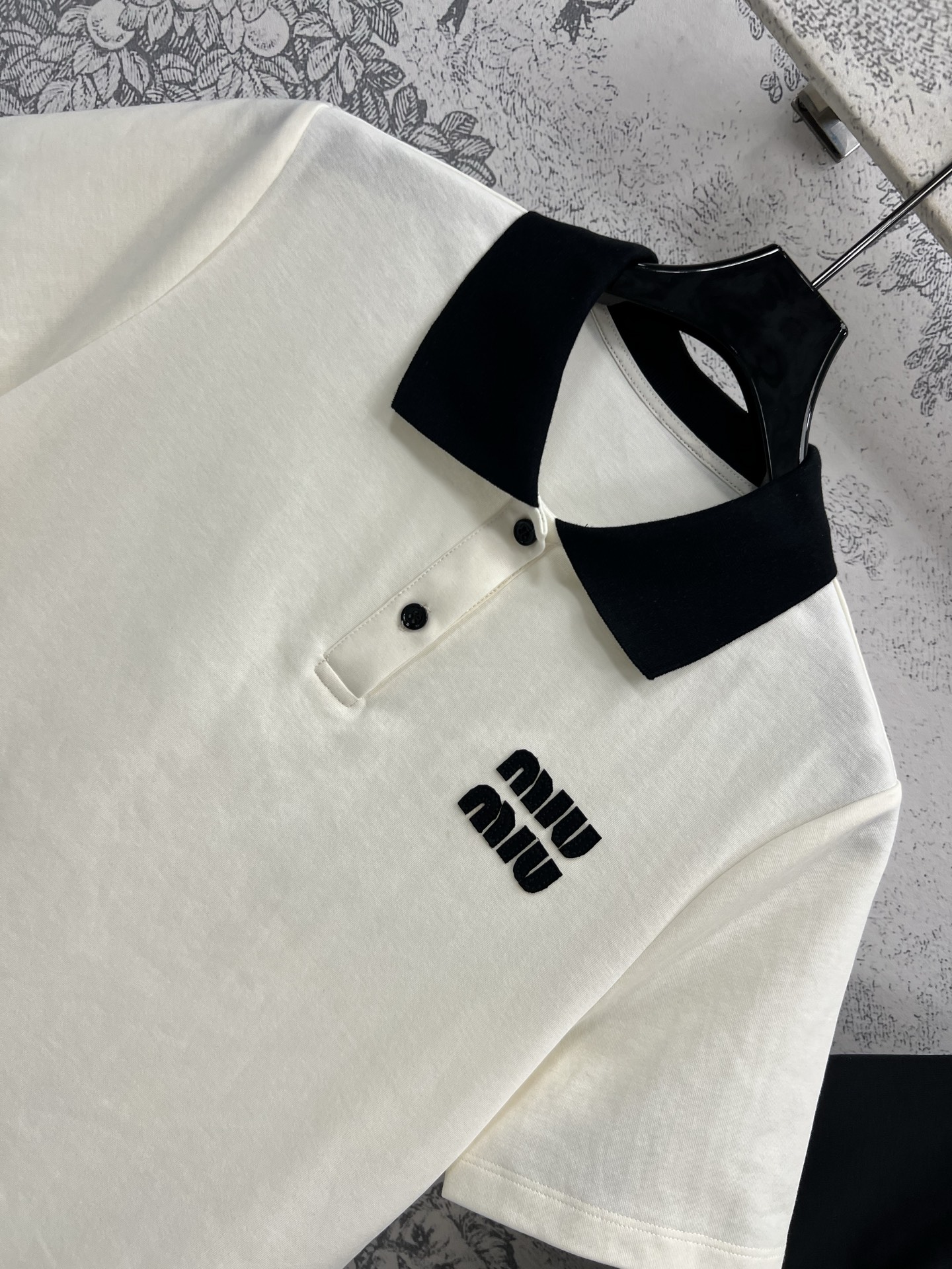 Miu 25早春新款 Polo连衣裙 黑白两色 撞色Polo领设计学院风十足 胸前装饰字母logo标识俏