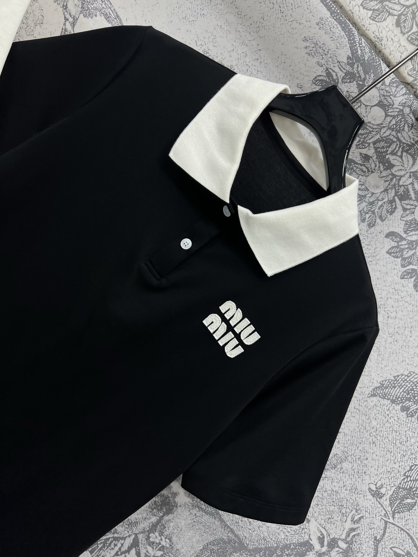 Miu 25早春新款 Polo连衣裙 黑白两色 撞色Polo领设计学院风十足 胸前装饰字母logo标识俏