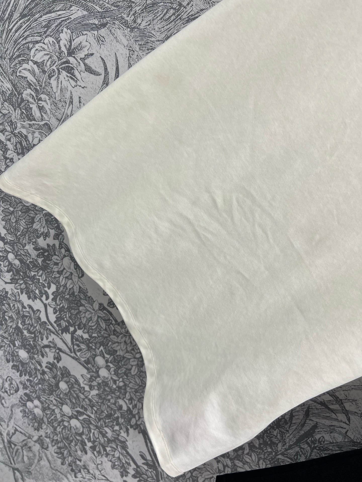 Miu 25早春新款 Polo连衣裙 黑白两色 撞色Polo领设计学院风十足 胸前装饰字母logo标识俏