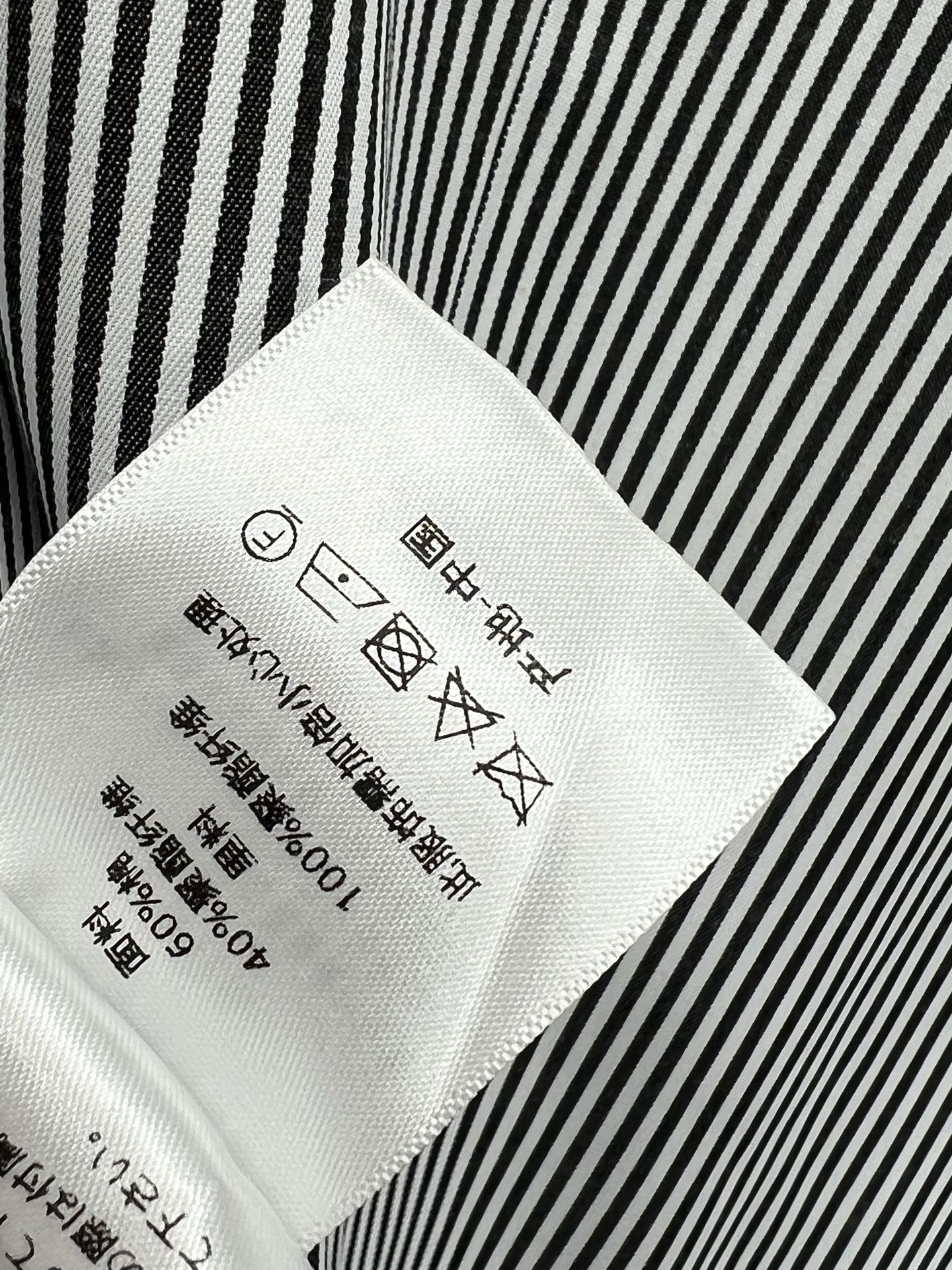 D家 25早春新款 条纹无袖连衣裙 竖条纹设计修饰身形 简约又显瘦 低调logo字母刺绣彰显品牌身份 无