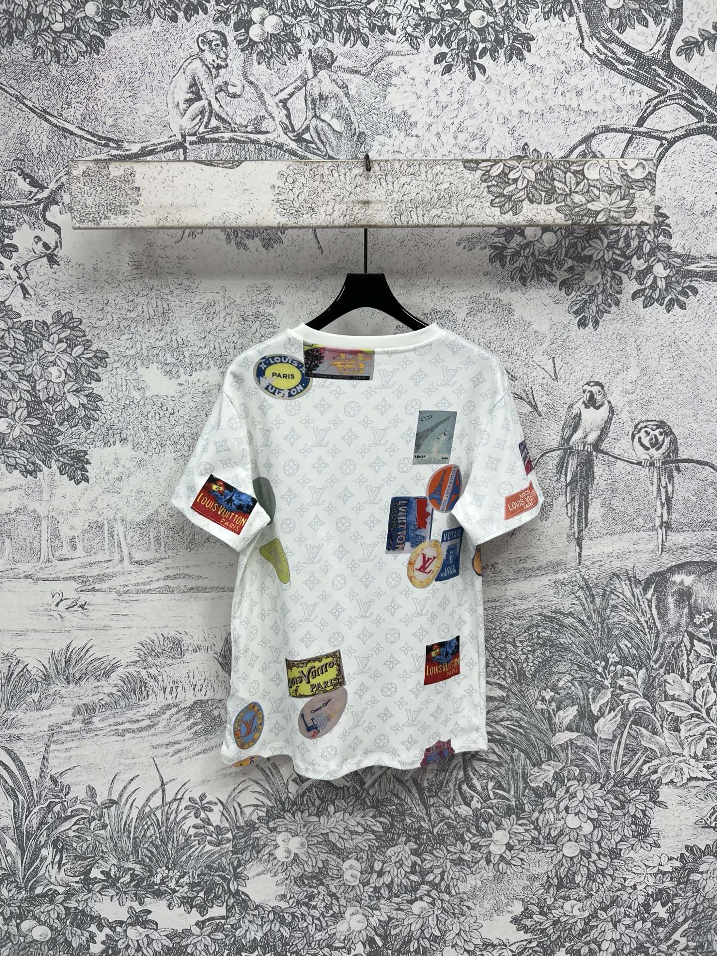 L家 25早春新款Monogram 图案老花提花短袖T恤 定制Monogram 图案印花暗纹老花纯棉面料