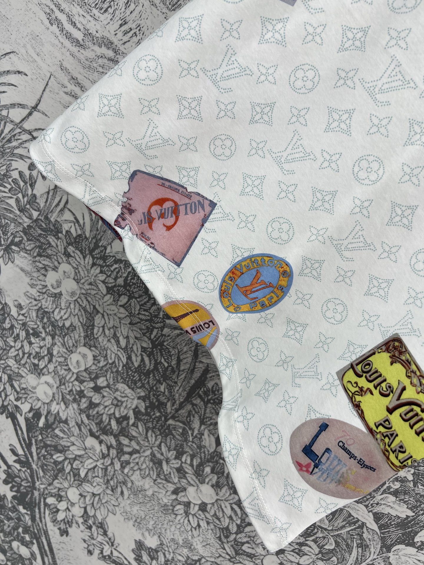 L家 25早春新款Monogram 图案老花提花短袖T恤 定制Monogram 图案印花暗纹老花纯棉面料