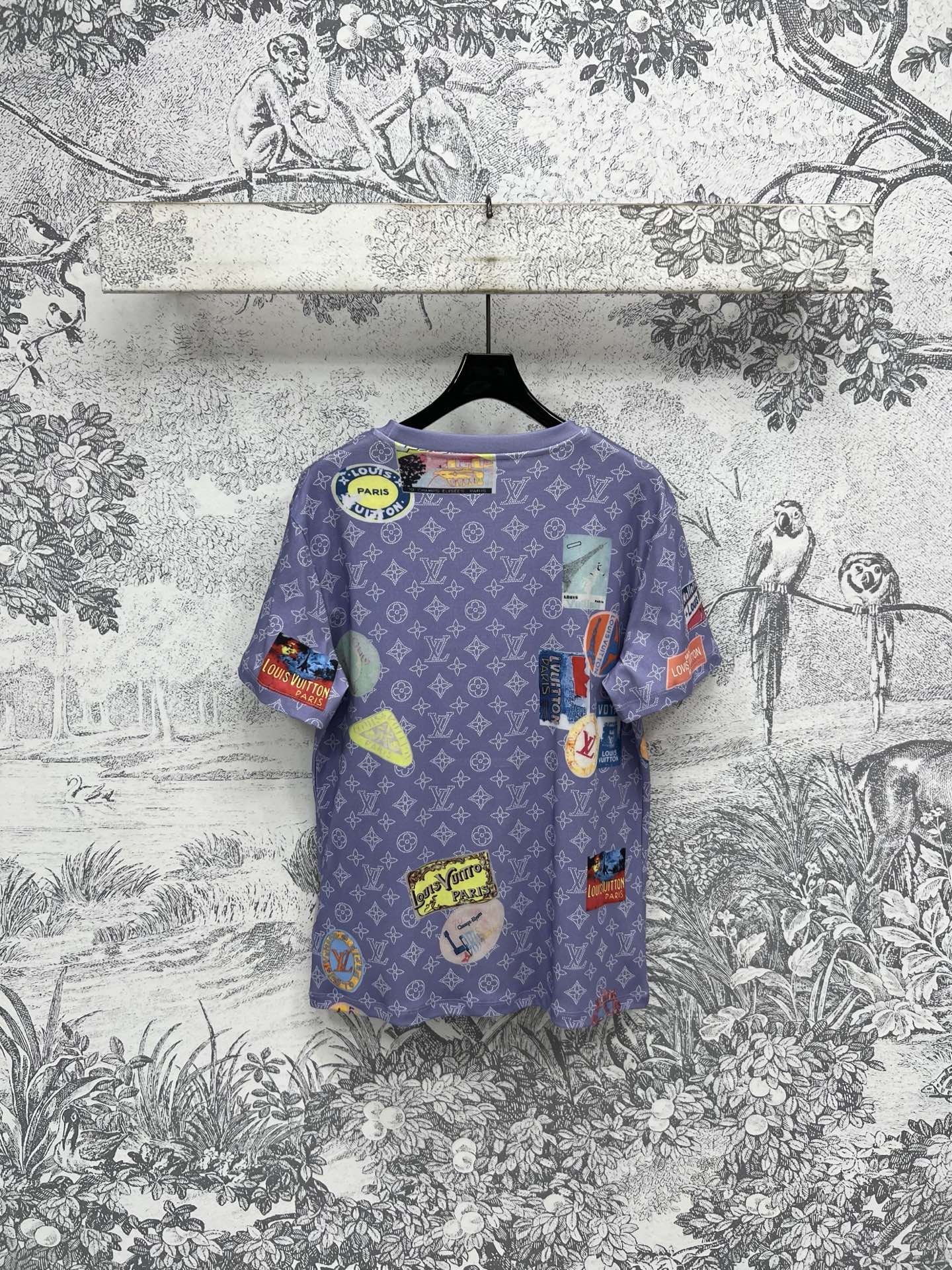 L家 25早春新款Monogram 图案老花提花短袖T恤 定制Monogram 图案印花暗纹老花纯棉面料
