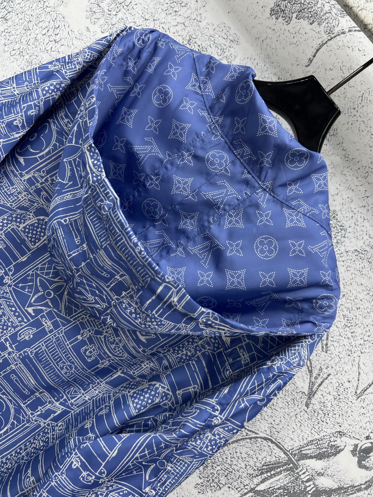 L家 25早春新款 动漫涂鸦老花提花连帽外套 衣领里面经典老花印花设计 拼接网纱内衬 上身自带帅气感 实
