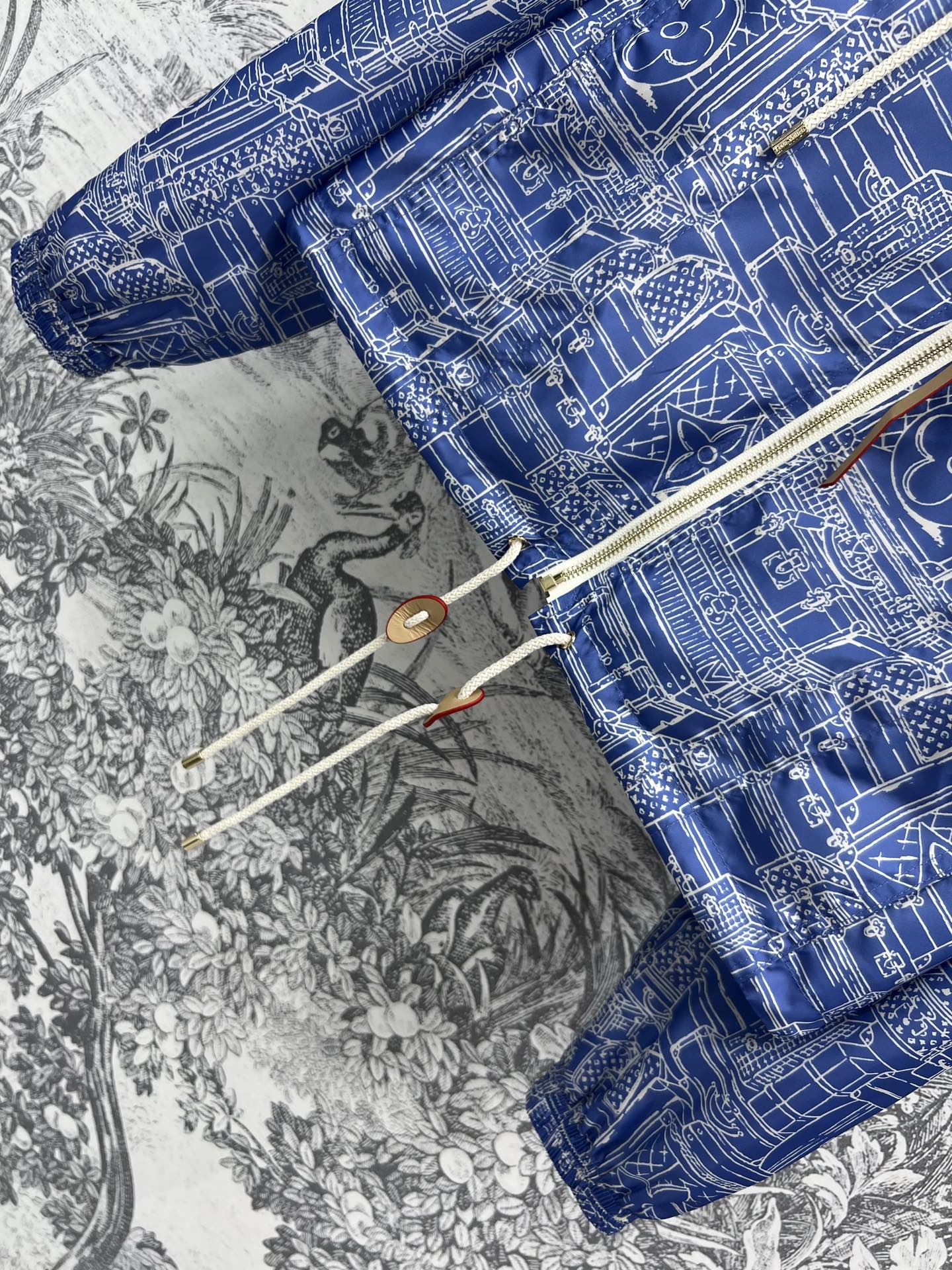 L家 25早春新款 动漫涂鸦老花提花连帽外套 衣领里面经典老花印花设计 拼接网纱内衬 上身自带帅气感 实