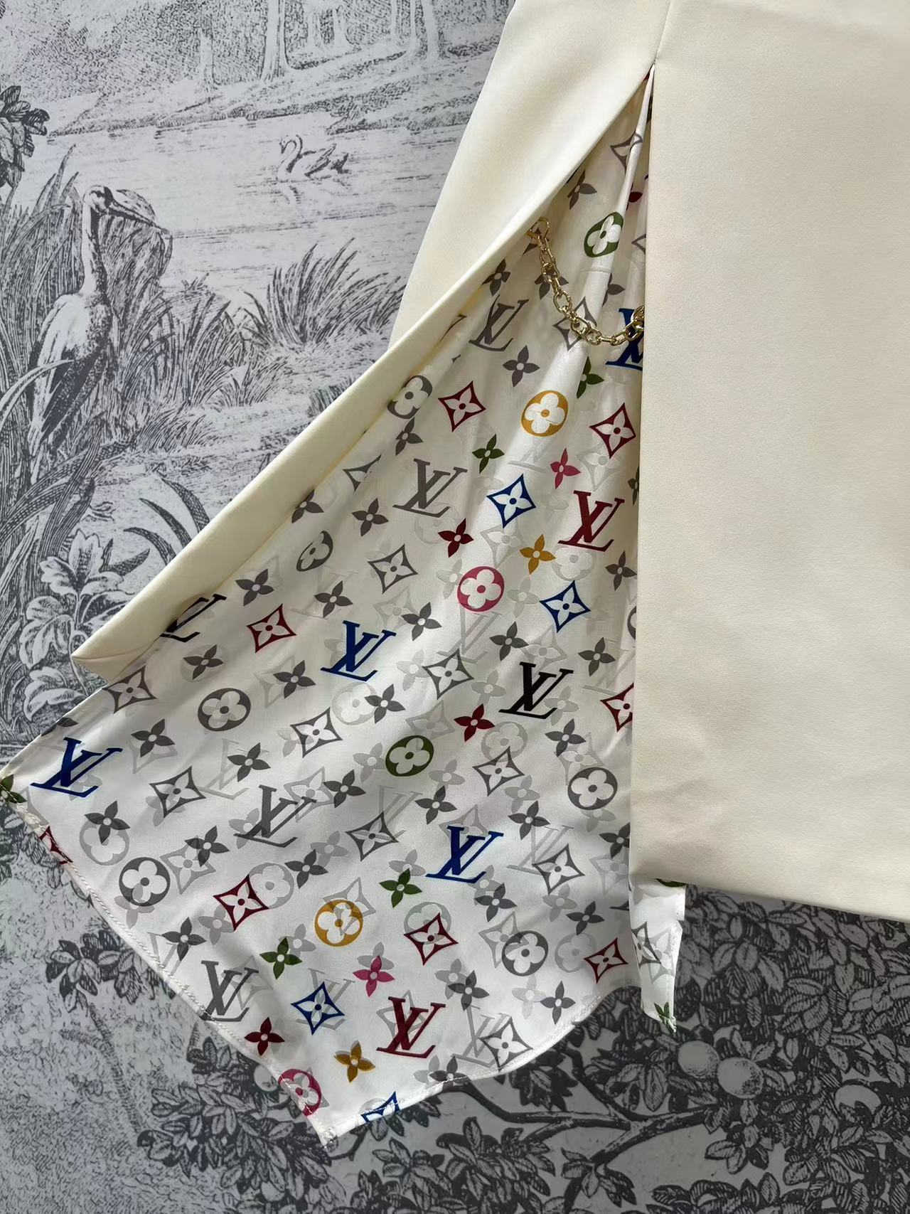 L家 25早春新款 圆领无袖连衣裙 简约黑白配色 经典的a字型廓形版型 侧边开叉老花丝巾丝巾设计 字母l